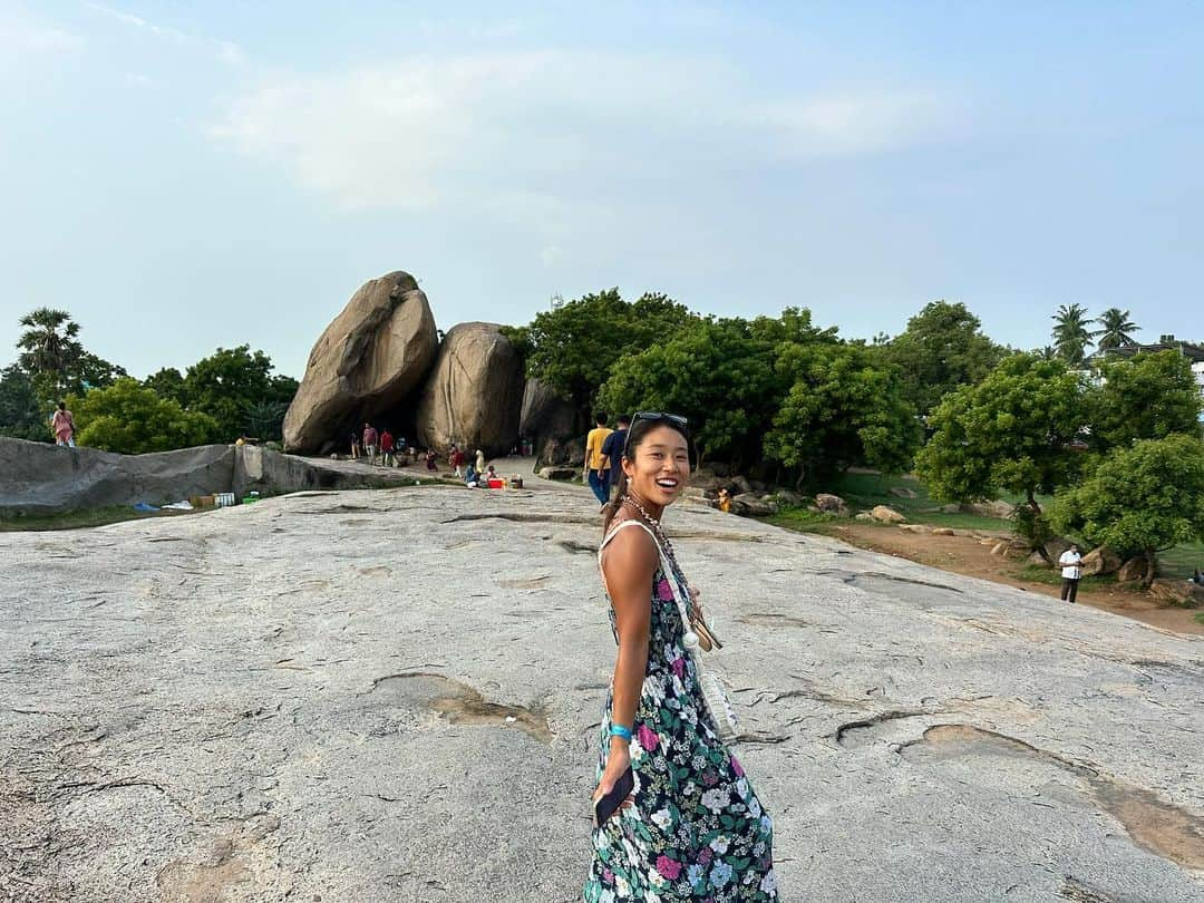 大村 奈央のインスタグラム：「インド世界遺産🇮🇳 マハーバリプラムの建造物群 試合会場のすぐ近くにあった世界遺産をぐるっと回って、結局1番好きだったのは世界遺産に登録されてない動かない石（📸2-3） もちろん押してみて、動かないの不思議〜！ #世界遺産 #タミルナードゥ #マハーバリプラム #マハーバリプラムの建造物群 #バターボール #インド #チェンナイ #worldheritage #tamilnadu #mahabalipuram #india #groupofmonumentsatmahabalipuram #travel #worldtraveler #旅 #世界のいろんなこと」