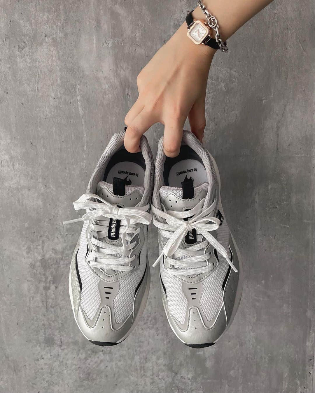 峯りあなのインスタグラム：「@lecoqsportif_japan から出た新しいスニーカーきゃわ〜〜〜💦  白×黒×グレーって最強すぎない？🤍🩶🖤 これはもう色んなコーデでたくさん履けちゃうよーー🤤  普段からルコックのスニーカー履くことが多いんだけど、履き心地良いし遠出とかでも超楽ちんだよ👣   #PR #ルコックスポルティフ  #ルコック  #lcsr」