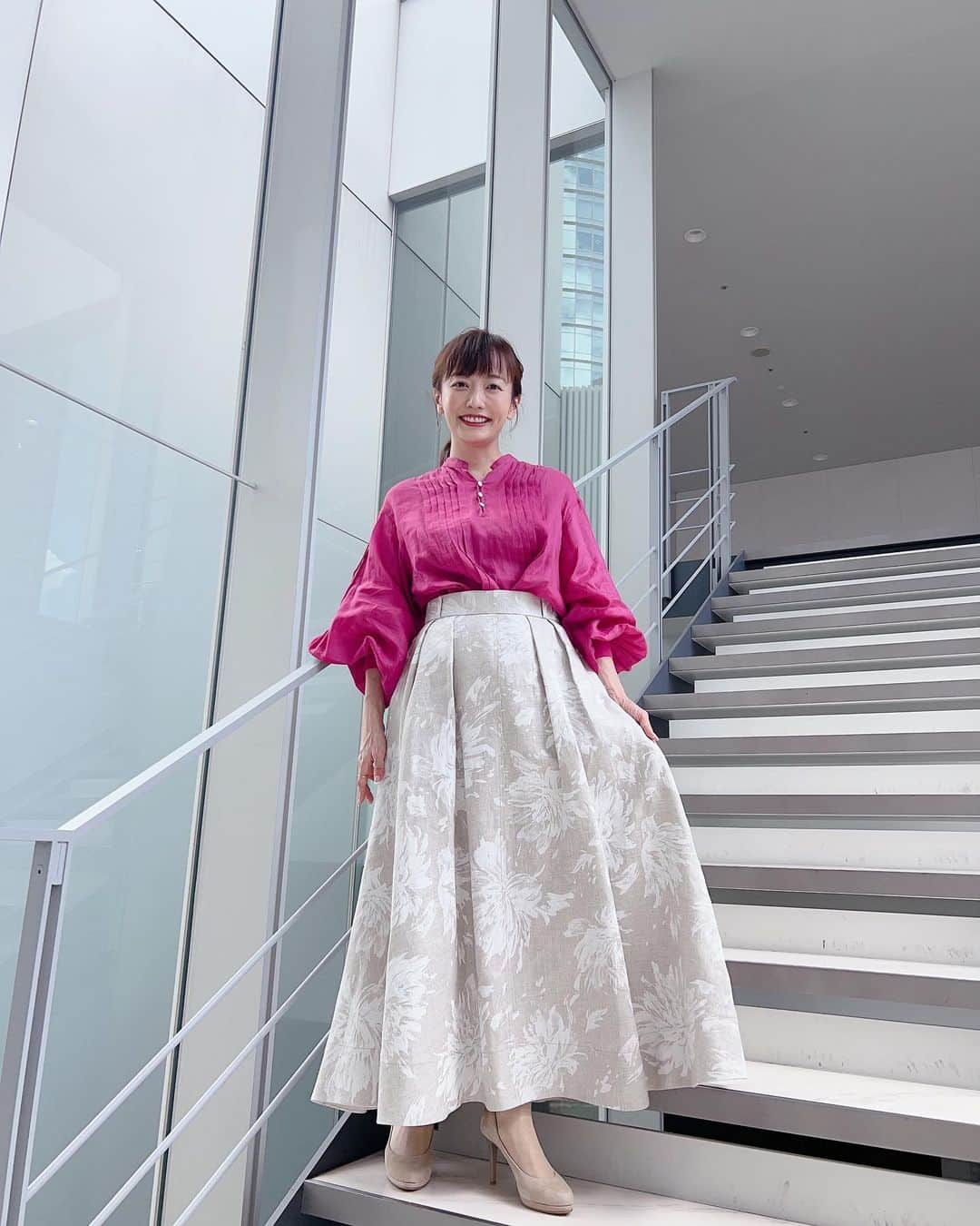 島本真衣のインスタグラム：「今日『大下容子ワイド!スクランブル』で着用した衣装です🤍  #ブラウス @stumbly.official   #スカート @ebure_official   #ピアス #リング @agete_official   #パンプス @kanematsu_official」