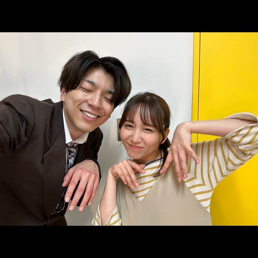 大場美奈さんのインスタグラム写真 - (大場美奈Instagram)「🧂 　 #呪怨THELIVE 全14公演無事に、終演いたしました。 ご来場いただいた皆さん 本当にありがとうございました！ 　 　 舞台とホラーという 新しい組み合わせに惹かれ、 稽古を重ねて、重ねて、 とっても魅力溢れる作品になりました。 　 　 初日の幕が開いてから、 好評なお声を続々といただき この作品の魅力が伝わっていることを 実感して嬉しかったです。 　 そこから口コミで広がっていき 毎日当日券の数を聞くたびに驚くほど、 たくさんの方々に足を運んで頂きました。 カンパニー一同感謝しています🥲 　 　 　 演出が田邊さんだったからこそ 生まれたこの作品。 一員として関われてとても光栄に思います。 　 見た目が金髪なので惑わされますが、 めちゃくちゃ凄い。思考が凄すぎます。 あとカンパニーを誰よりも信頼してくれていて だからこそ全員の信頼関係がより強まりました。 　 　 再演のお声も届いている様で🧂 私も同じ気持ちです。 　 　 毎公演叫び声が聞こえるたびに 今日も良いなぁ…って喜んでました👏🏻 凶演者の伽倻子役やりたくて羨ましかった👏🏻 　 今までにない新しい経験もでき、 日々学べて、感じれて、 最凶の夏の思い出になりました🧂 ありがとうございましたっ🧂」8月21日 14時42分 - obamina__43