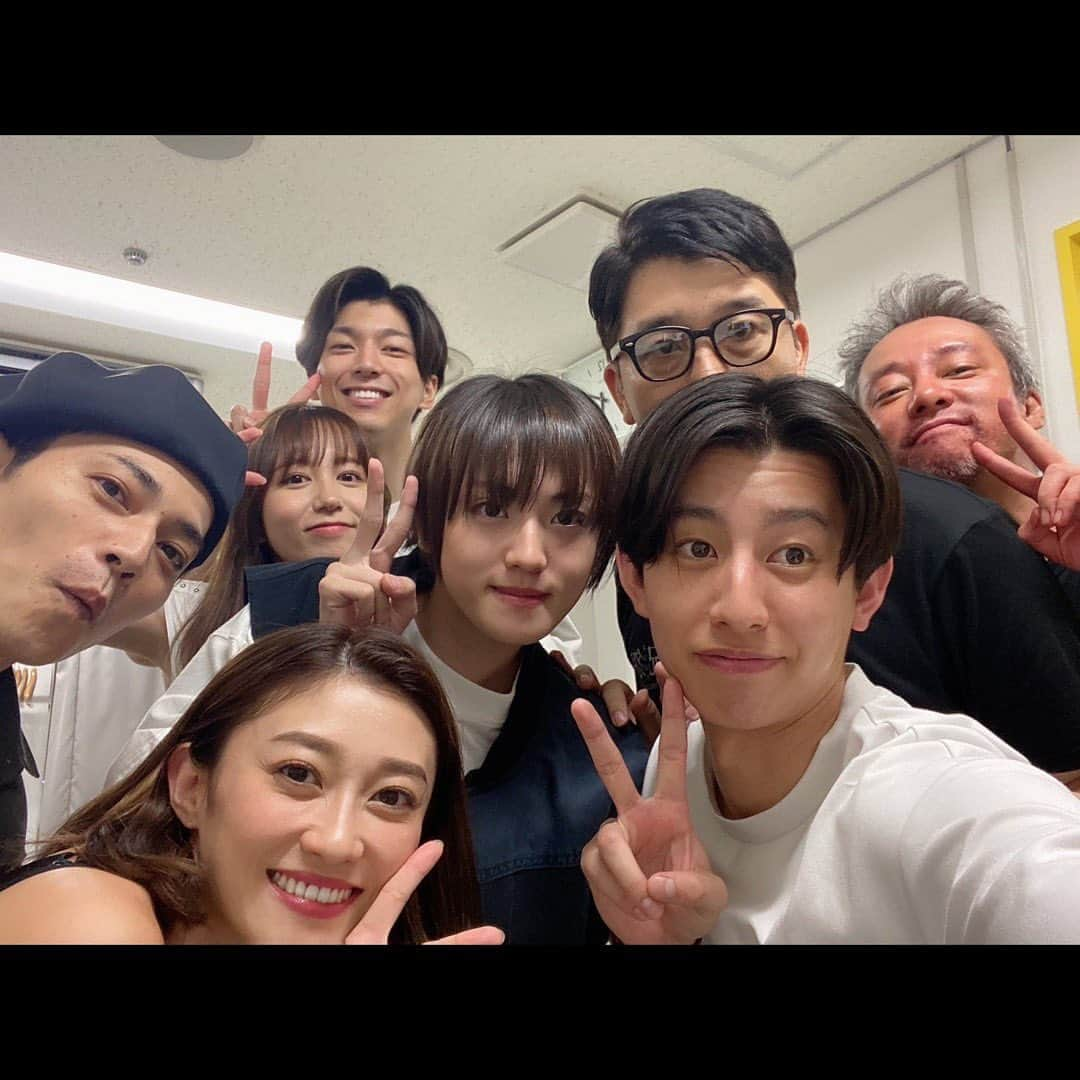 大場美奈さんのインスタグラム写真 - (大場美奈Instagram)「🧂 　 #呪怨THELIVE 全14公演無事に、終演いたしました。 ご来場いただいた皆さん 本当にありがとうございました！ 　 　 舞台とホラーという 新しい組み合わせに惹かれ、 稽古を重ねて、重ねて、 とっても魅力溢れる作品になりました。 　 　 初日の幕が開いてから、 好評なお声を続々といただき この作品の魅力が伝わっていることを 実感して嬉しかったです。 　 そこから口コミで広がっていき 毎日当日券の数を聞くたびに驚くほど、 たくさんの方々に足を運んで頂きました。 カンパニー一同感謝しています🥲 　 　 　 演出が田邊さんだったからこそ 生まれたこの作品。 一員として関われてとても光栄に思います。 　 見た目が金髪なので惑わされますが、 めちゃくちゃ凄い。思考が凄すぎます。 あとカンパニーを誰よりも信頼してくれていて だからこそ全員の信頼関係がより強まりました。 　 　 再演のお声も届いている様で🧂 私も同じ気持ちです。 　 　 毎公演叫び声が聞こえるたびに 今日も良いなぁ…って喜んでました👏🏻 凶演者の伽倻子役やりたくて羨ましかった👏🏻 　 今までにない新しい経験もでき、 日々学べて、感じれて、 最凶の夏の思い出になりました🧂 ありがとうございましたっ🧂」8月21日 14時42分 - obamina__43