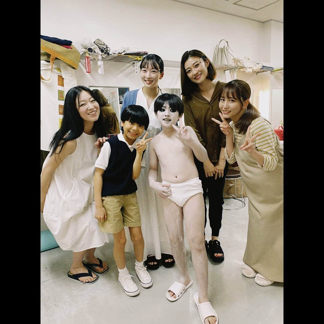 大場美奈さんのインスタグラム写真 - (大場美奈Instagram)「🧂 　 #呪怨THELIVE 全14公演無事に、終演いたしました。 ご来場いただいた皆さん 本当にありがとうございました！ 　 　 舞台とホラーという 新しい組み合わせに惹かれ、 稽古を重ねて、重ねて、 とっても魅力溢れる作品になりました。 　 　 初日の幕が開いてから、 好評なお声を続々といただき この作品の魅力が伝わっていることを 実感して嬉しかったです。 　 そこから口コミで広がっていき 毎日当日券の数を聞くたびに驚くほど、 たくさんの方々に足を運んで頂きました。 カンパニー一同感謝しています🥲 　 　 　 演出が田邊さんだったからこそ 生まれたこの作品。 一員として関われてとても光栄に思います。 　 見た目が金髪なので惑わされますが、 めちゃくちゃ凄い。思考が凄すぎます。 あとカンパニーを誰よりも信頼してくれていて だからこそ全員の信頼関係がより強まりました。 　 　 再演のお声も届いている様で🧂 私も同じ気持ちです。 　 　 毎公演叫び声が聞こえるたびに 今日も良いなぁ…って喜んでました👏🏻 凶演者の伽倻子役やりたくて羨ましかった👏🏻 　 今までにない新しい経験もでき、 日々学べて、感じれて、 最凶の夏の思い出になりました🧂 ありがとうございましたっ🧂」8月21日 14時42分 - obamina__43