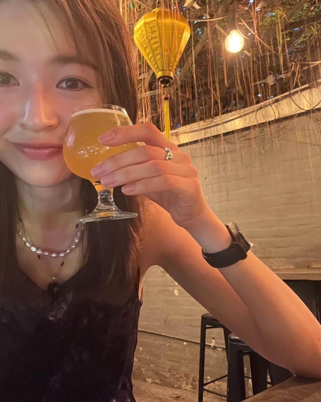 上西星来のインスタグラム：「少し前に行った　#ベトナム旅 〜#ハノイ〜🇻🇳  1枚目　ビール飲めなかったけど、旅マジックで飲めるようになったクラフトビール🍺 2枚目　連日食べていたフォー🍲 フォーガー(鳥)、フォーボー(牛)どちらも食べたけど、今回の旅はフォーボーの方が好みでした🤤 3枚目　#ブンチャー 4.5枚目　#スンソット鍾乳洞 地球にこんな空間があるんだと驚き😦 美しかった〜 6.7枚目　世界遺産　#ハロン湾　クルーズ 水墨画のような美しい景色🛥️ 8枚目　#トレインストリート 9枚目　この旅で一番好きになった食べ物バンクォン (蒸し春巻き)🤤 10枚目　旅をご一緒した　@ayakaiwasa ♡  とにかく歩きまくって 景色、文化、食に触れた刺激的な旅でした✨ 次の旅はどこに行こう☺️と 考えるだけでワクワク..... 仕事もプライベートも楽しみたい💪🏻」