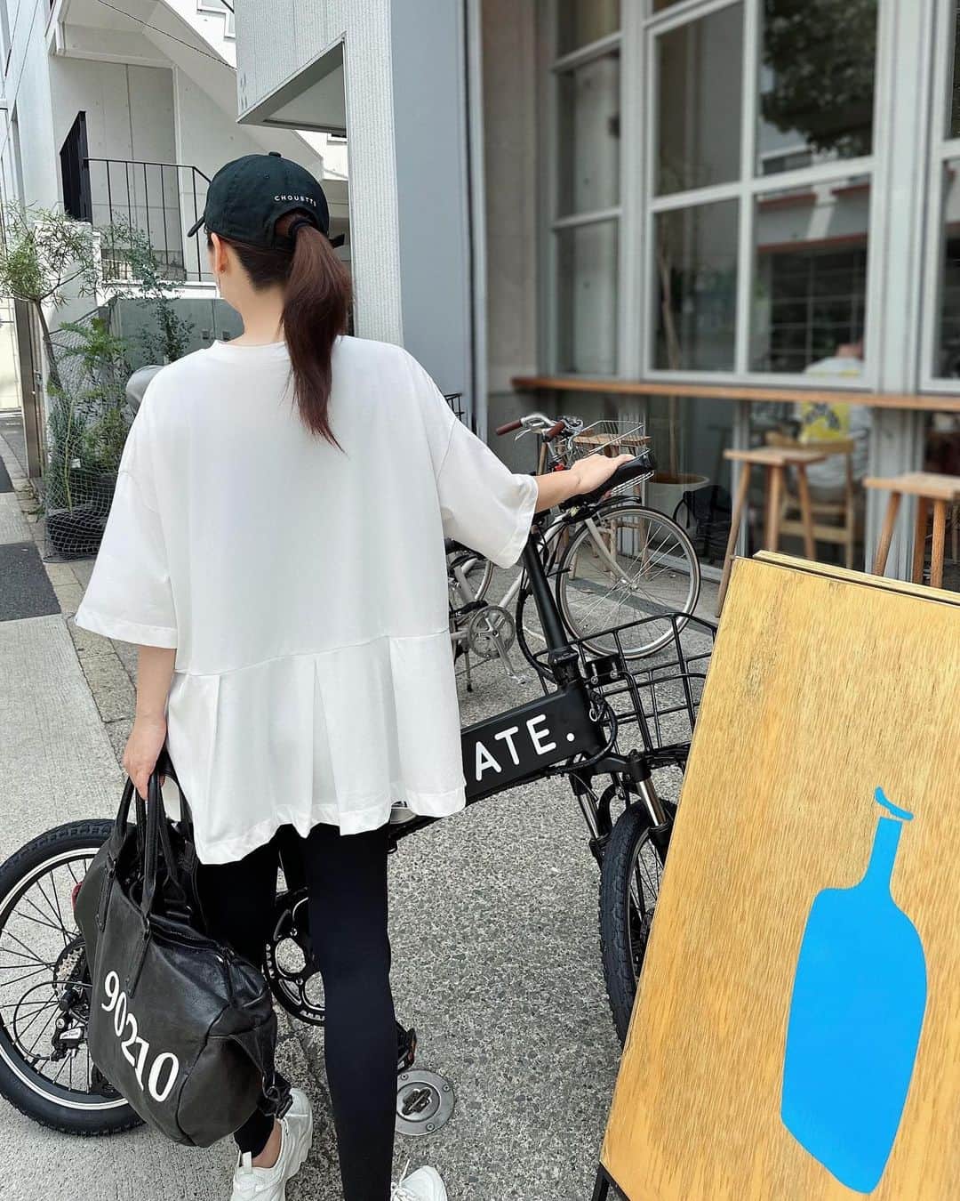 のインスタグラム：「後ろ姿がプリーツデザインで可愛い mocoa'sの サスティナブルな ゆるT🌏♻️  接触冷感素材なので  私は ジムの時に 着ている事が多いです☺︎  本日も モコアズにご注文くださった皆様 誠にありがとうございます😊✌︎  #mocoas #ootd  #大人カジュアル #サスティナブル」