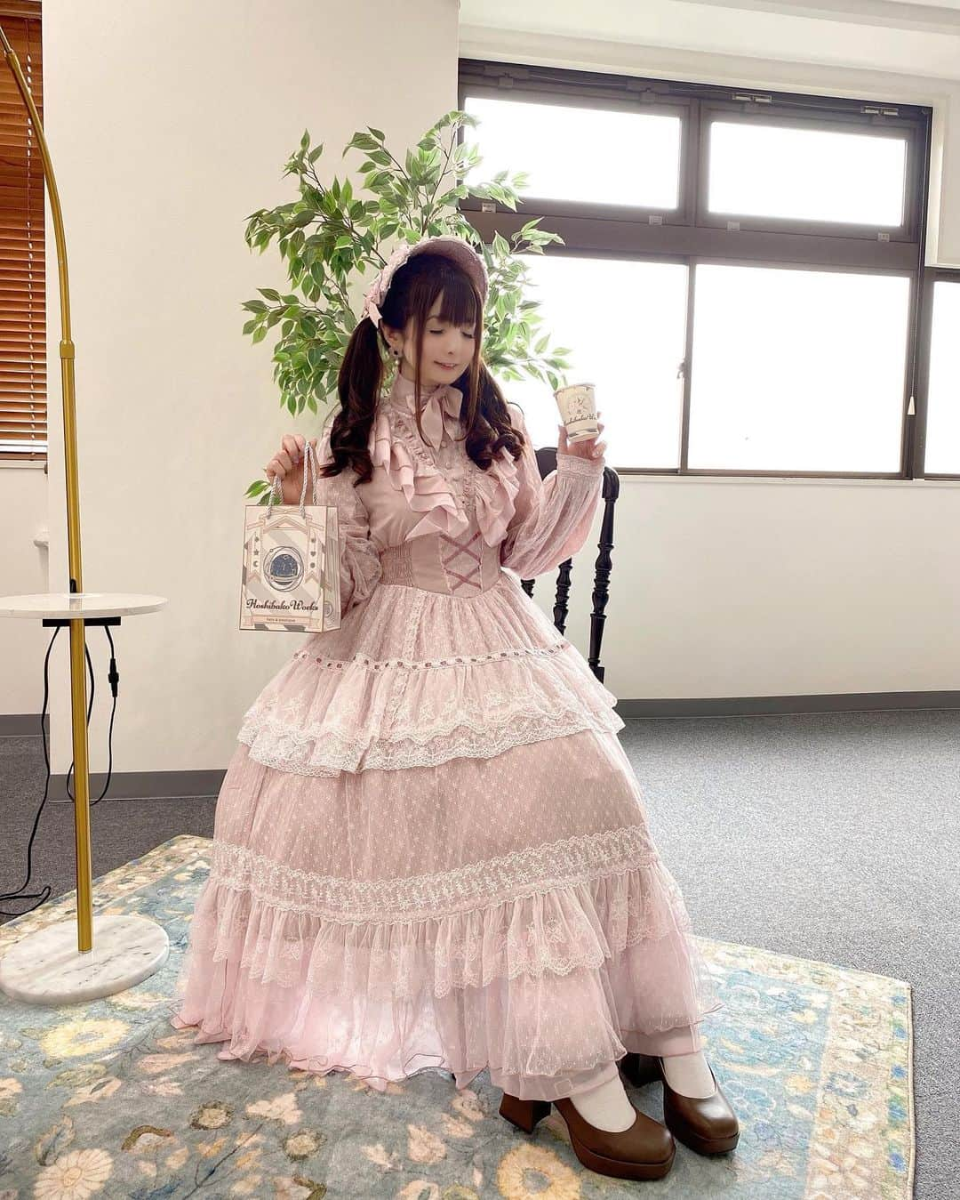 伊藤芽衣さんのインスタグラム写真 - (伊藤芽衣Instagram)「星箱Worksさまの @hoshibakoworks  秋冬新作展示会の 様子です！ ⁡ すてきな ロリィタ服を 着用させていただきました♡ ⁡ #星箱works #HoshibakoWorks #ロリータファッション #ロリィタファッション #ロリィタ」8月21日 14時50分 - itoumei