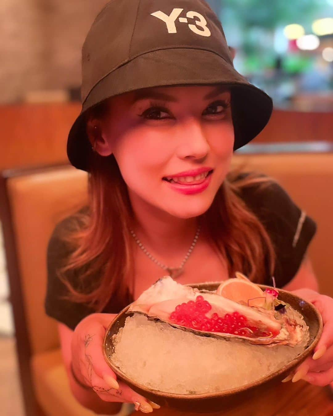 小澤マリアのインスタグラム：「Fresh Oyster in the house 🦪  Now I know where to go when I want to dine and party at the same time🪷 Thank you @kaomanila for having us!! So excited to try more food here and will definitely come back during the club hours !!!! 💃   #philippines #manila #instafood #itsmorefuninthephilippines #kaomanila #kaomanilaresortsworld #pr #model #influencer #rawoysters #resortsworldmanila #investor #y3 #adidas #newportresortsworld #mariaozawa #マニラ生活 #クラブラウンジ #インフルエンサー #モデル #生牡蠣 #フィリピン #小澤マリア」