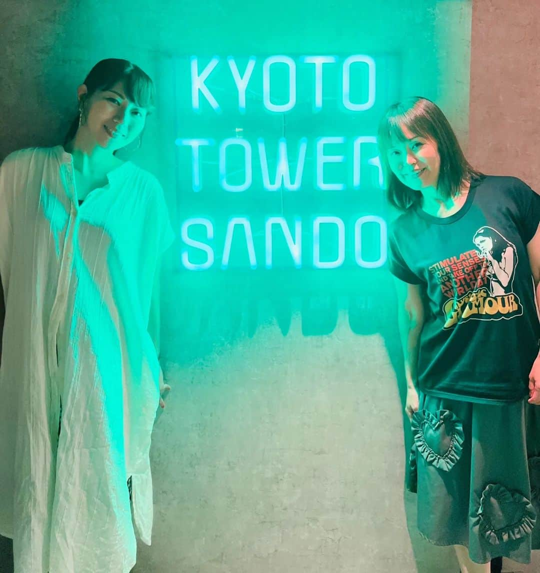 川原ちかよのインスタグラム：「前田彩名ちゃんがYouTubeでも 紹介しているKYOTO TOWER SAND。  ええわ～と実感した2days。 (はい、2日連続行きました(笑))  京都の人気店が揃っているし、 場所も便利だし、 観光客の皆さん向けのようで、 我々、地元民にもよいタワーサンド。  お腹の減り具合、食べたいものはそれぞれ。 でも、集ってしゃべりたい！ と、この日も彩名とサタジャン中の人と待ち合わせ。 見事にバラバラのチョイスで それぞれのお腹を満たしました(笑)  私は、「魏飯吉店」の土鍋トマト麻婆豆腐です！ 保守派の私にしては珍しいチョイスですが、 そこは、安心と信頼の魏さん。 美味しいに違いない！と思い注文したら、 やっぱり美味しかったー！  デザートは1階に上がって、買ってきちゃいました。 京ばあむソフト。 これまた安心と信頼の京ばあむ！ ぺろりんこです😋もう1個食べたかった。  前日は、ビール🍺一杯だけ。 新幹線まで25分。 お店に入るほどの時間はない。 でも、もう一杯飲みたい。 タワーサンドやろ。  この「ほうじ茶ビア」、 美味しかったー。ほうじ茶やった！ (保守派の私は、必殺技「ひと口ちょうだい」を 使わせて頂きました(*^-^*))  新幹線のりばまで、5分かかるかかからないか。 発車3分前に改札口でバイバイ👋 ギリギリまで楽しめて最高でした。  皆さんもKYOTO TOWER SAND、 ぜひ！  #KYOTOTOWERSAND #京都タワーサンド #京都タワー #魏飯吉店 #京ばあむソフト #京ばあむ #こたべ #ほうじ茶ビア」