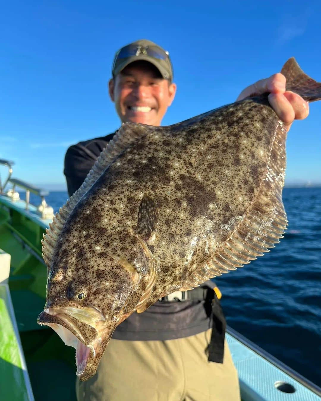 照英さんのインスタグラム写真 - (照英Instagram)「本日は、飯岡漁港『三次郎丸』より夏ヒラメ釣行です❕  怪物？がきたーーー(　＾∀＾)❕  #つり情報#三次郎丸#daiwa#北本茂照#daiwafishing#daiwaapparel #daiwafune#飯岡漁港#ヒラメ#夏ヒラメ#釣り#船釣り」8月21日 15時00分 - shoei040404