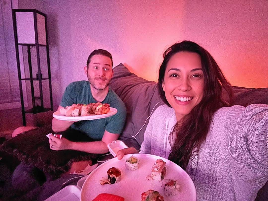 ジョシュア・デイビット・エバンスのインスタグラム：「Dealing with this hurricane/tropical storm ☔️ ain’t fun but at least I have Pamela 🫶🏻, sushi 🍣(we ordered right before things got RAINY), Marvel’s Endgame 🦸, and Shadow 🐾.   Well, minus the movie. Internet - Wi-Fi just went out 🥹😂  Everyone stay safe!!!」