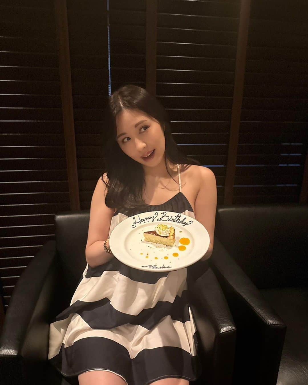 宮下舞花さんのインスタグラム写真 - (宮下舞花Instagram)「2023.07.12🎂 宮下舞花、30歳のお誕生日を迎えました♡ 沢山のお祝いのお言葉、本当にありがとうございました♡ お誕生日はいつも、こんなに沢山の方に私の存在を覚えてもらえていたんだ！大切に想っていただけてたんだ！と嬉しくなります♡ . . 29歳の1年間も皆様からの沢山の愛と声援をいただき、こんなに幸せでいいの〜？！♡と何度も思い返してはニコニコ☺️してしまうような…満たされた日々でした。 . . 時間の経過は色々なことが変わってゆくと、この歳になり実感しています。そんな中でずっとずっと変わらず、早い方は私が12歳位の頃から応援してくださっている方が沢山居ること。当たり前じゃないと噛み締めています。心を寄せてくださり、応援してくださってる皆様本当にありがとうございます🥹♡ . . 歌うこと、演じること。 何より好きな世界でここまで生きることができて誇りに思うのと同時にとめどなく感謝が溢れます。 . . 最近の私は、事実上活動休止状態で。詳しいお話しもできぬまま皆様にはご心配をおかけしており申し訳ないです。本当に様々なことがありました。いつか必ず自分の口で、ファンの皆様の信用を取り戻せるよう、また応援したいと思ってもらえるようお話しさせていただきたいです。 . . でも今言えることは、元気に笑顔で過ごしております🥹♡後少しで、みんなに直接お会いできる日もやってくるよう準備もしています🎤こんな私ですが、こんな私のことを愛してくださる方が居る限り、誠実に、嘘なく歌を歌っていきたいです。 . . 30代の目標も、感謝の気持ちを忘れずやりたいことを体現していくこと。家族、友人、お仕事で出逢えた先輩や仲間、支えてくださるスタッフさん、そしてファンの皆様。宮下と出逢えてよかったなぁとか、応援していてよかったなぁ、この人とお仕事したいなぁ、してよかったなぁと思っていただけるように。何事も感謝を忘れず、努力を怠らず、精進して参ります。今後ともどうぞよろしくお願いします。 . . . 今までの人生に後悔はないですが、反省することが沢山あります。この先もきっとそんな人生の繰り返しだとは思うけれど、反省し続けられる、気付ける自分でいたい。大切な人達を愛情たっぷり愛し続ける私で居たい。ご恩を忘れない。そんな気持ちです。 . . いまはゆったりと。でも前向きに。ファンの皆様に心配をおかけしたまま、日常の投稿をするのも申し訳なく思っていました。でもでも…ありのままの、真っ直ぐで嘘のない私をお届けしたいと思いました。だから少しずつ…投稿も復活してゆきます。温かく見守っていただけると幸いです。 . . . 同じこと何回も言ってるし、まとまりのない文章をごめんなさい。どうしても伝えたかったから勇気を出して投稿してみます。最後まで読んでくださって本当にありがとう🥲 . 写真は沢山お祝いしていただいた時の♡最後はお友達が誕生日祝いにくれた舞花どら焼きです。笑 . . . 宮下舞花」8月21日 15時08分 - maikamaimaika