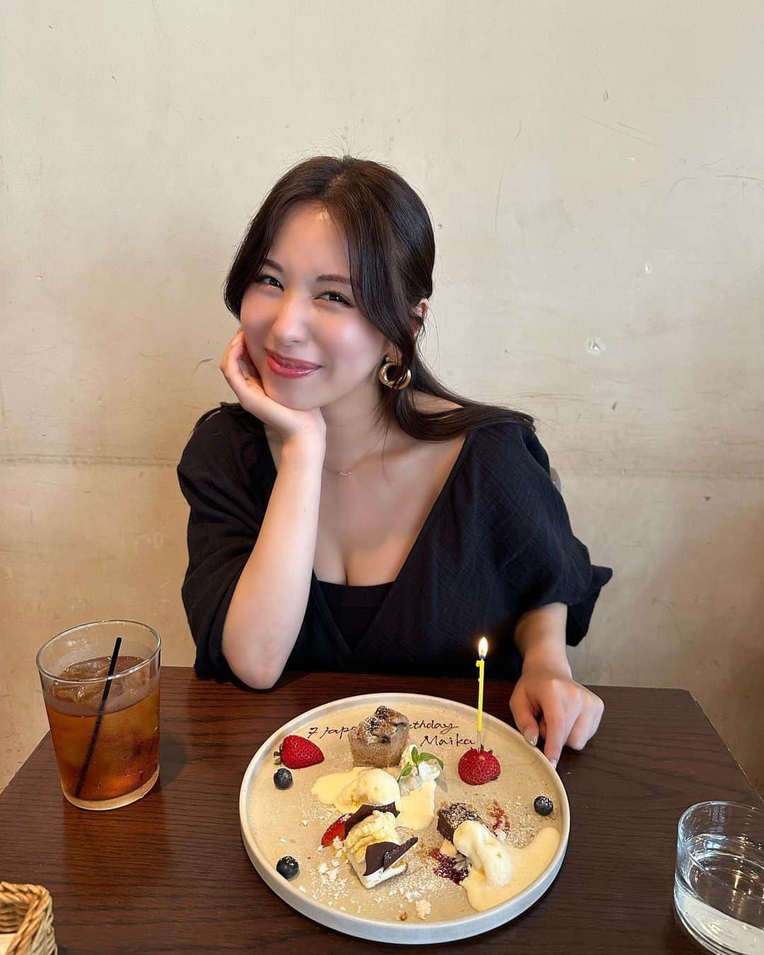 宮下舞花さんのインスタグラム写真 - (宮下舞花Instagram)「2023.07.12🎂 宮下舞花、30歳のお誕生日を迎えました♡ 沢山のお祝いのお言葉、本当にありがとうございました♡ お誕生日はいつも、こんなに沢山の方に私の存在を覚えてもらえていたんだ！大切に想っていただけてたんだ！と嬉しくなります♡ . . 29歳の1年間も皆様からの沢山の愛と声援をいただき、こんなに幸せでいいの〜？！♡と何度も思い返してはニコニコ☺️してしまうような…満たされた日々でした。 . . 時間の経過は色々なことが変わってゆくと、この歳になり実感しています。そんな中でずっとずっと変わらず、早い方は私が12歳位の頃から応援してくださっている方が沢山居ること。当たり前じゃないと噛み締めています。心を寄せてくださり、応援してくださってる皆様本当にありがとうございます🥹♡ . . 歌うこと、演じること。 何より好きな世界でここまで生きることができて誇りに思うのと同時にとめどなく感謝が溢れます。 . . 最近の私は、事実上活動休止状態で。詳しいお話しもできぬまま皆様にはご心配をおかけしており申し訳ないです。本当に様々なことがありました。いつか必ず自分の口で、ファンの皆様の信用を取り戻せるよう、また応援したいと思ってもらえるようお話しさせていただきたいです。 . . でも今言えることは、元気に笑顔で過ごしております🥹♡後少しで、みんなに直接お会いできる日もやってくるよう準備もしています🎤こんな私ですが、こんな私のことを愛してくださる方が居る限り、誠実に、嘘なく歌を歌っていきたいです。 . . 30代の目標も、感謝の気持ちを忘れずやりたいことを体現していくこと。家族、友人、お仕事で出逢えた先輩や仲間、支えてくださるスタッフさん、そしてファンの皆様。宮下と出逢えてよかったなぁとか、応援していてよかったなぁ、この人とお仕事したいなぁ、してよかったなぁと思っていただけるように。何事も感謝を忘れず、努力を怠らず、精進して参ります。今後ともどうぞよろしくお願いします。 . . . 今までの人生に後悔はないですが、反省することが沢山あります。この先もきっとそんな人生の繰り返しだとは思うけれど、反省し続けられる、気付ける自分でいたい。大切な人達を愛情たっぷり愛し続ける私で居たい。ご恩を忘れない。そんな気持ちです。 . . いまはゆったりと。でも前向きに。ファンの皆様に心配をおかけしたまま、日常の投稿をするのも申し訳なく思っていました。でもでも…ありのままの、真っ直ぐで嘘のない私をお届けしたいと思いました。だから少しずつ…投稿も復活してゆきます。温かく見守っていただけると幸いです。 . . . 同じこと何回も言ってるし、まとまりのない文章をごめんなさい。どうしても伝えたかったから勇気を出して投稿してみます。最後まで読んでくださって本当にありがとう🥲 . 写真は沢山お祝いしていただいた時の♡最後はお友達が誕生日祝いにくれた舞花どら焼きです。笑 . . . 宮下舞花」8月21日 15時08分 - maikamaimaika