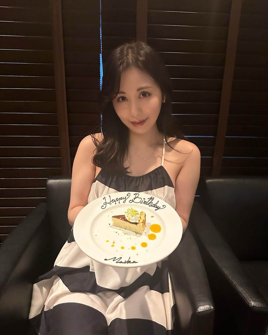 宮下舞花さんのインスタグラム写真 - (宮下舞花Instagram)「2023.07.12🎂 宮下舞花、30歳のお誕生日を迎えました♡ 沢山のお祝いのお言葉、本当にありがとうございました♡ お誕生日はいつも、こんなに沢山の方に私の存在を覚えてもらえていたんだ！大切に想っていただけてたんだ！と嬉しくなります♡ . . 29歳の1年間も皆様からの沢山の愛と声援をいただき、こんなに幸せでいいの〜？！♡と何度も思い返してはニコニコ☺️してしまうような…満たされた日々でした。 . . 時間の経過は色々なことが変わってゆくと、この歳になり実感しています。そんな中でずっとずっと変わらず、早い方は私が12歳位の頃から応援してくださっている方が沢山居ること。当たり前じゃないと噛み締めています。心を寄せてくださり、応援してくださってる皆様本当にありがとうございます🥹♡ . . 歌うこと、演じること。 何より好きな世界でここまで生きることができて誇りに思うのと同時にとめどなく感謝が溢れます。 . . 最近の私は、事実上活動休止状態で。詳しいお話しもできぬまま皆様にはご心配をおかけしており申し訳ないです。本当に様々なことがありました。いつか必ず自分の口で、ファンの皆様の信用を取り戻せるよう、また応援したいと思ってもらえるようお話しさせていただきたいです。 . . でも今言えることは、元気に笑顔で過ごしております🥹♡後少しで、みんなに直接お会いできる日もやってくるよう準備もしています🎤こんな私ですが、こんな私のことを愛してくださる方が居る限り、誠実に、嘘なく歌を歌っていきたいです。 . . 30代の目標も、感謝の気持ちを忘れずやりたいことを体現していくこと。家族、友人、お仕事で出逢えた先輩や仲間、支えてくださるスタッフさん、そしてファンの皆様。宮下と出逢えてよかったなぁとか、応援していてよかったなぁ、この人とお仕事したいなぁ、してよかったなぁと思っていただけるように。何事も感謝を忘れず、努力を怠らず、精進して参ります。今後ともどうぞよろしくお願いします。 . . . 今までの人生に後悔はないですが、反省することが沢山あります。この先もきっとそんな人生の繰り返しだとは思うけれど、反省し続けられる、気付ける自分でいたい。大切な人達を愛情たっぷり愛し続ける私で居たい。ご恩を忘れない。そんな気持ちです。 . . いまはゆったりと。でも前向きに。ファンの皆様に心配をおかけしたまま、日常の投稿をするのも申し訳なく思っていました。でもでも…ありのままの、真っ直ぐで嘘のない私をお届けしたいと思いました。だから少しずつ…投稿も復活してゆきます。温かく見守っていただけると幸いです。 . . . 同じこと何回も言ってるし、まとまりのない文章をごめんなさい。どうしても伝えたかったから勇気を出して投稿してみます。最後まで読んでくださって本当にありがとう🥲 . 写真は沢山お祝いしていただいた時の♡最後はお友達が誕生日祝いにくれた舞花どら焼きです。笑 . . . 宮下舞花」8月21日 15時08分 - maikamaimaika