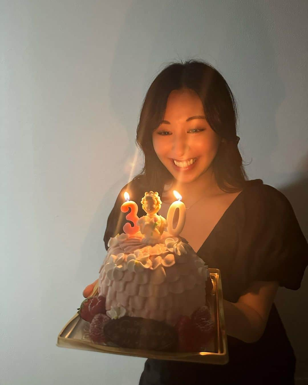 宮下舞花さんのインスタグラム写真 - (宮下舞花Instagram)「2023.07.12🎂 宮下舞花、30歳のお誕生日を迎えました♡ 沢山のお祝いのお言葉、本当にありがとうございました♡ お誕生日はいつも、こんなに沢山の方に私の存在を覚えてもらえていたんだ！大切に想っていただけてたんだ！と嬉しくなります♡ . . 29歳の1年間も皆様からの沢山の愛と声援をいただき、こんなに幸せでいいの〜？！♡と何度も思い返してはニコニコ☺️してしまうような…満たされた日々でした。 . . 時間の経過は色々なことが変わってゆくと、この歳になり実感しています。そんな中でずっとずっと変わらず、早い方は私が12歳位の頃から応援してくださっている方が沢山居ること。当たり前じゃないと噛み締めています。心を寄せてくださり、応援してくださってる皆様本当にありがとうございます🥹♡ . . 歌うこと、演じること。 何より好きな世界でここまで生きることができて誇りに思うのと同時にとめどなく感謝が溢れます。 . . 最近の私は、事実上活動休止状態で。詳しいお話しもできぬまま皆様にはご心配をおかけしており申し訳ないです。本当に様々なことがありました。いつか必ず自分の口で、ファンの皆様の信用を取り戻せるよう、また応援したいと思ってもらえるようお話しさせていただきたいです。 . . でも今言えることは、元気に笑顔で過ごしております🥹♡後少しで、みんなに直接お会いできる日もやってくるよう準備もしています🎤こんな私ですが、こんな私のことを愛してくださる方が居る限り、誠実に、嘘なく歌を歌っていきたいです。 . . 30代の目標も、感謝の気持ちを忘れずやりたいことを体現していくこと。家族、友人、お仕事で出逢えた先輩や仲間、支えてくださるスタッフさん、そしてファンの皆様。宮下と出逢えてよかったなぁとか、応援していてよかったなぁ、この人とお仕事したいなぁ、してよかったなぁと思っていただけるように。何事も感謝を忘れず、努力を怠らず、精進して参ります。今後ともどうぞよろしくお願いします。 . . . 今までの人生に後悔はないですが、反省することが沢山あります。この先もきっとそんな人生の繰り返しだとは思うけれど、反省し続けられる、気付ける自分でいたい。大切な人達を愛情たっぷり愛し続ける私で居たい。ご恩を忘れない。そんな気持ちです。 . . いまはゆったりと。でも前向きに。ファンの皆様に心配をおかけしたまま、日常の投稿をするのも申し訳なく思っていました。でもでも…ありのままの、真っ直ぐで嘘のない私をお届けしたいと思いました。だから少しずつ…投稿も復活してゆきます。温かく見守っていただけると幸いです。 . . . 同じこと何回も言ってるし、まとまりのない文章をごめんなさい。どうしても伝えたかったから勇気を出して投稿してみます。最後まで読んでくださって本当にありがとう🥲 . 写真は沢山お祝いしていただいた時の♡最後はお友達が誕生日祝いにくれた舞花どら焼きです。笑 . . . 宮下舞花」8月21日 15時08分 - maikamaimaika