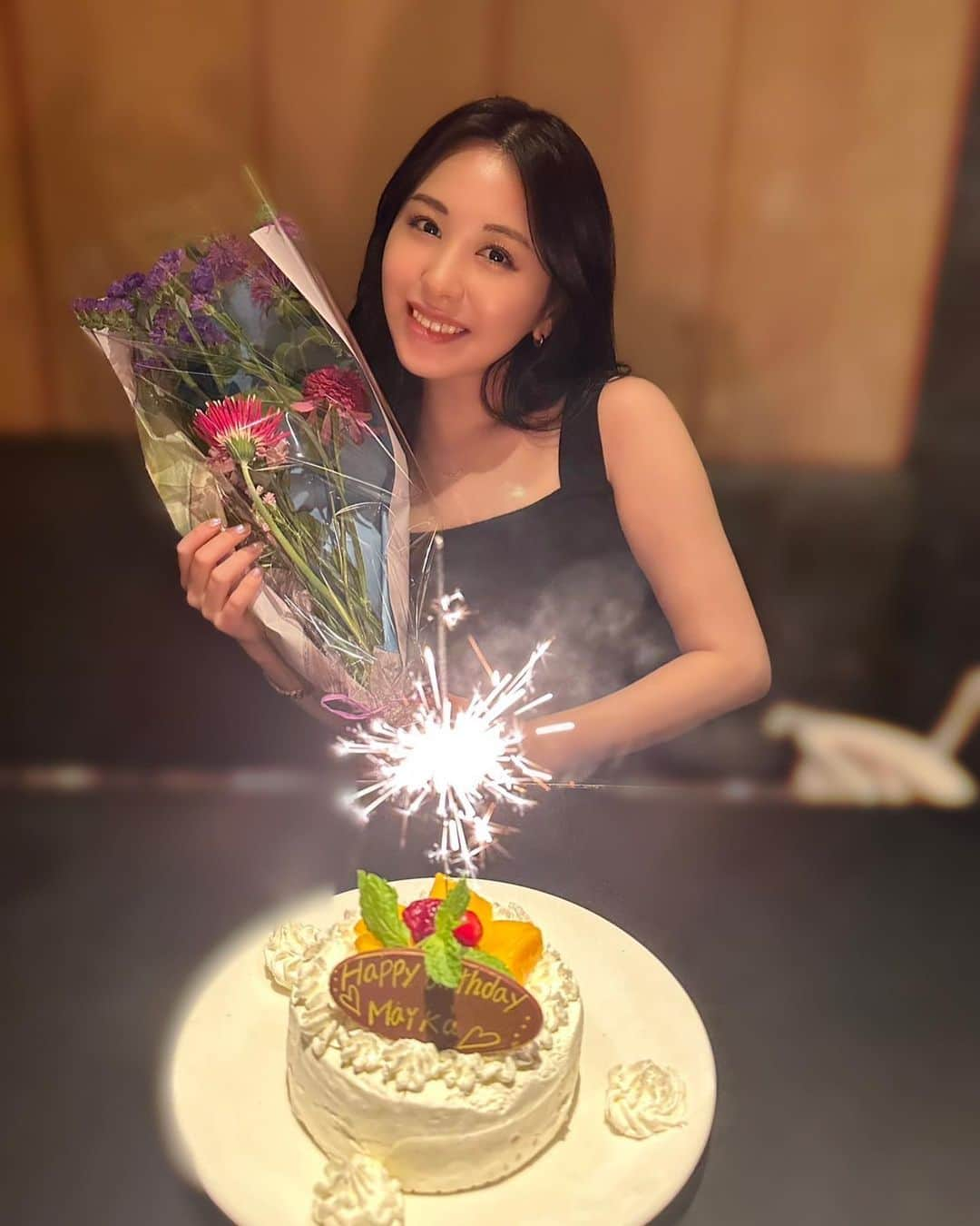 宮下舞花さんのインスタグラム写真 - (宮下舞花Instagram)「2023.07.12🎂 宮下舞花、30歳のお誕生日を迎えました♡ 沢山のお祝いのお言葉、本当にありがとうございました♡ お誕生日はいつも、こんなに沢山の方に私の存在を覚えてもらえていたんだ！大切に想っていただけてたんだ！と嬉しくなります♡ . . 29歳の1年間も皆様からの沢山の愛と声援をいただき、こんなに幸せでいいの〜？！♡と何度も思い返してはニコニコ☺️してしまうような…満たされた日々でした。 . . 時間の経過は色々なことが変わってゆくと、この歳になり実感しています。そんな中でずっとずっと変わらず、早い方は私が12歳位の頃から応援してくださっている方が沢山居ること。当たり前じゃないと噛み締めています。心を寄せてくださり、応援してくださってる皆様本当にありがとうございます🥹♡ . . 歌うこと、演じること。 何より好きな世界でここまで生きることができて誇りに思うのと同時にとめどなく感謝が溢れます。 . . 最近の私は、事実上活動休止状態で。詳しいお話しもできぬまま皆様にはご心配をおかけしており申し訳ないです。本当に様々なことがありました。いつか必ず自分の口で、ファンの皆様の信用を取り戻せるよう、また応援したいと思ってもらえるようお話しさせていただきたいです。 . . でも今言えることは、元気に笑顔で過ごしております🥹♡後少しで、みんなに直接お会いできる日もやってくるよう準備もしています🎤こんな私ですが、こんな私のことを愛してくださる方が居る限り、誠実に、嘘なく歌を歌っていきたいです。 . . 30代の目標も、感謝の気持ちを忘れずやりたいことを体現していくこと。家族、友人、お仕事で出逢えた先輩や仲間、支えてくださるスタッフさん、そしてファンの皆様。宮下と出逢えてよかったなぁとか、応援していてよかったなぁ、この人とお仕事したいなぁ、してよかったなぁと思っていただけるように。何事も感謝を忘れず、努力を怠らず、精進して参ります。今後ともどうぞよろしくお願いします。 . . . 今までの人生に後悔はないですが、反省することが沢山あります。この先もきっとそんな人生の繰り返しだとは思うけれど、反省し続けられる、気付ける自分でいたい。大切な人達を愛情たっぷり愛し続ける私で居たい。ご恩を忘れない。そんな気持ちです。 . . いまはゆったりと。でも前向きに。ファンの皆様に心配をおかけしたまま、日常の投稿をするのも申し訳なく思っていました。でもでも…ありのままの、真っ直ぐで嘘のない私をお届けしたいと思いました。だから少しずつ…投稿も復活してゆきます。温かく見守っていただけると幸いです。 . . . 同じこと何回も言ってるし、まとまりのない文章をごめんなさい。どうしても伝えたかったから勇気を出して投稿してみます。最後まで読んでくださって本当にありがとう🥲 . 写真は沢山お祝いしていただいた時の♡最後はお友達が誕生日祝いにくれた舞花どら焼きです。笑 . . . 宮下舞花」8月21日 15時08分 - maikamaimaika