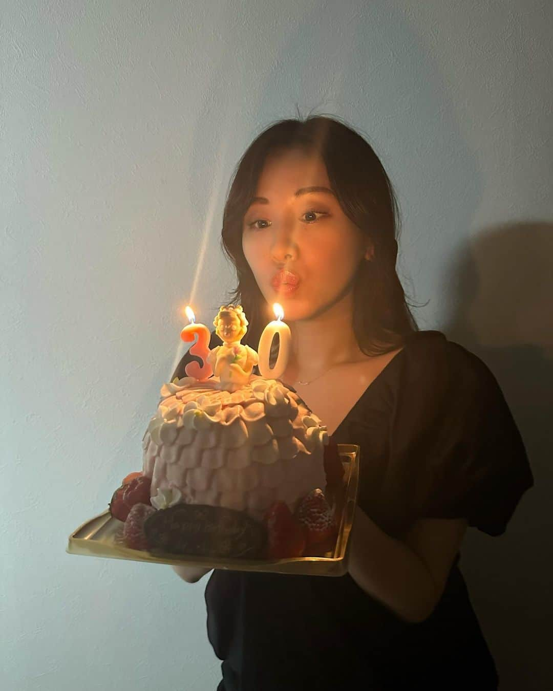 宮下舞花さんのインスタグラム写真 - (宮下舞花Instagram)「2023.07.12🎂 宮下舞花、30歳のお誕生日を迎えました♡ 沢山のお祝いのお言葉、本当にありがとうございました♡ お誕生日はいつも、こんなに沢山の方に私の存在を覚えてもらえていたんだ！大切に想っていただけてたんだ！と嬉しくなります♡ . . 29歳の1年間も皆様からの沢山の愛と声援をいただき、こんなに幸せでいいの〜？！♡と何度も思い返してはニコニコ☺️してしまうような…満たされた日々でした。 . . 時間の経過は色々なことが変わってゆくと、この歳になり実感しています。そんな中でずっとずっと変わらず、早い方は私が12歳位の頃から応援してくださっている方が沢山居ること。当たり前じゃないと噛み締めています。心を寄せてくださり、応援してくださってる皆様本当にありがとうございます🥹♡ . . 歌うこと、演じること。 何より好きな世界でここまで生きることができて誇りに思うのと同時にとめどなく感謝が溢れます。 . . 最近の私は、事実上活動休止状態で。詳しいお話しもできぬまま皆様にはご心配をおかけしており申し訳ないです。本当に様々なことがありました。いつか必ず自分の口で、ファンの皆様の信用を取り戻せるよう、また応援したいと思ってもらえるようお話しさせていただきたいです。 . . でも今言えることは、元気に笑顔で過ごしております🥹♡後少しで、みんなに直接お会いできる日もやってくるよう準備もしています🎤こんな私ですが、こんな私のことを愛してくださる方が居る限り、誠実に、嘘なく歌を歌っていきたいです。 . . 30代の目標も、感謝の気持ちを忘れずやりたいことを体現していくこと。家族、友人、お仕事で出逢えた先輩や仲間、支えてくださるスタッフさん、そしてファンの皆様。宮下と出逢えてよかったなぁとか、応援していてよかったなぁ、この人とお仕事したいなぁ、してよかったなぁと思っていただけるように。何事も感謝を忘れず、努力を怠らず、精進して参ります。今後ともどうぞよろしくお願いします。 . . . 今までの人生に後悔はないですが、反省することが沢山あります。この先もきっとそんな人生の繰り返しだとは思うけれど、反省し続けられる、気付ける自分でいたい。大切な人達を愛情たっぷり愛し続ける私で居たい。ご恩を忘れない。そんな気持ちです。 . . いまはゆったりと。でも前向きに。ファンの皆様に心配をおかけしたまま、日常の投稿をするのも申し訳なく思っていました。でもでも…ありのままの、真っ直ぐで嘘のない私をお届けしたいと思いました。だから少しずつ…投稿も復活してゆきます。温かく見守っていただけると幸いです。 . . . 同じこと何回も言ってるし、まとまりのない文章をごめんなさい。どうしても伝えたかったから勇気を出して投稿してみます。最後まで読んでくださって本当にありがとう🥲 . 写真は沢山お祝いしていただいた時の♡最後はお友達が誕生日祝いにくれた舞花どら焼きです。笑 . . . 宮下舞花」8月21日 15時08分 - maikamaimaika