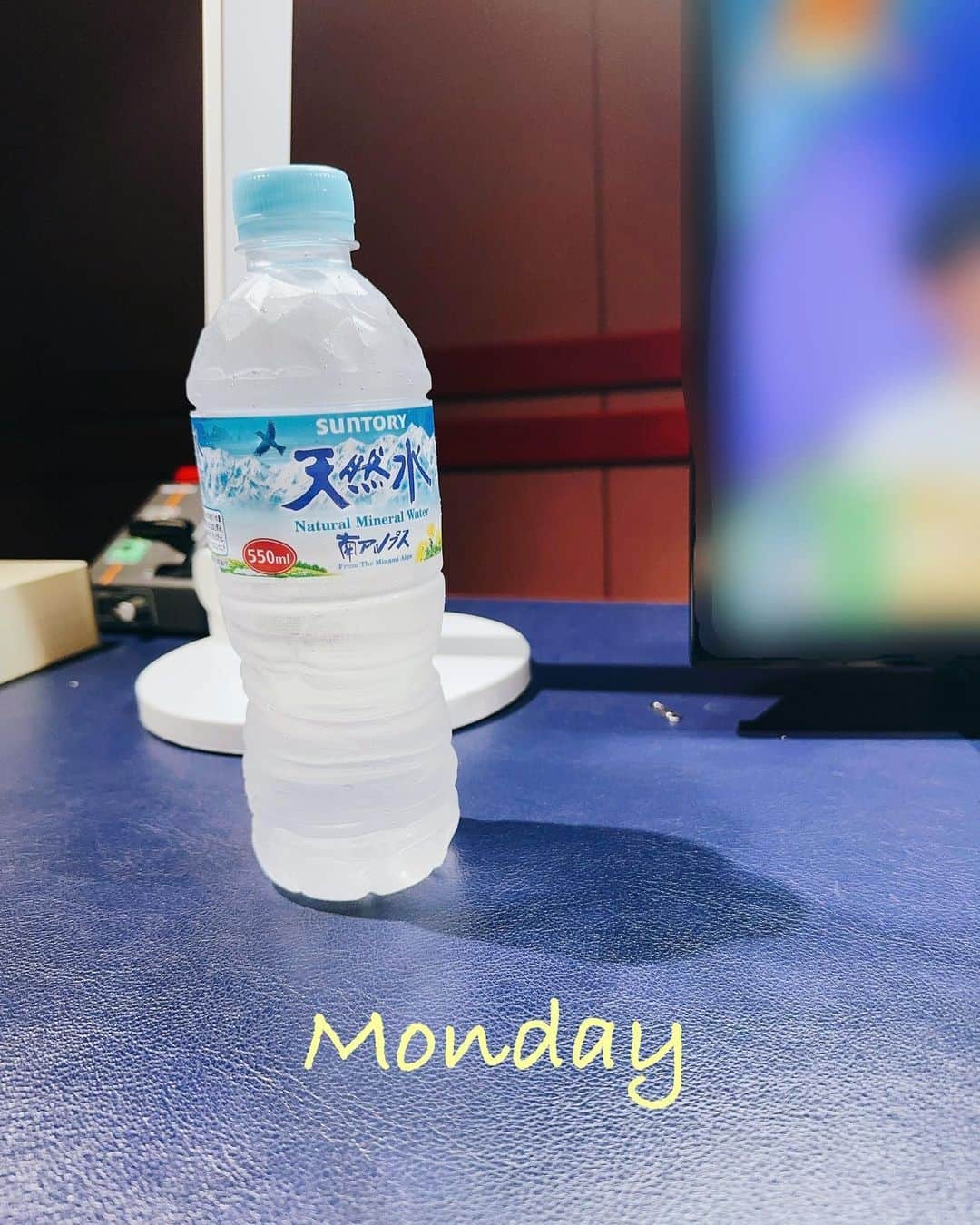 遠藤綾のインスタグラム：「* げつようび。  今日からもろもろ再開する方も、まだまだエンジョイする方も、いい一週間になりますように！  写真は、いつも用意してくださるお水。 当たり前のことではないのでね、感謝の気持ちでいっぱいです！！ 前に、700mlのペットボトルを用意してくださっていて、大きなお気遣いに笑顔になりました☺️ ドア開けた瞬間「でか！」と思ったけど笑  みなさんもしっかり水分補給してくださいね☀️  （写真はいつかの）」