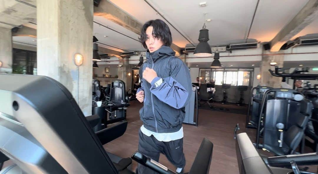 山﨑賢人のインスタグラム：「ランニング中 #PR #いつかの山﨑さん」