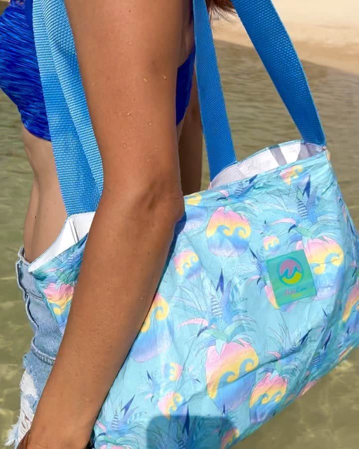 Moco Lima Hawaiiのインスタグラム：「寒がる人に、冷たい水ってかけがちよね〜  いつもやられる側ですが😓  冷たい水が苦手な方にも防水バッグはおすすめです😆  #夏バッグ#プールバッグ#海バッグ#防水#海#夏#モコリマハワイ#ヒルトン#夏休み#ハワイ#水色#ブルー#青#海色#パイナップル#波#ウェーブ#オリジナル#マイデザイン#オンリーワン#自分軸」