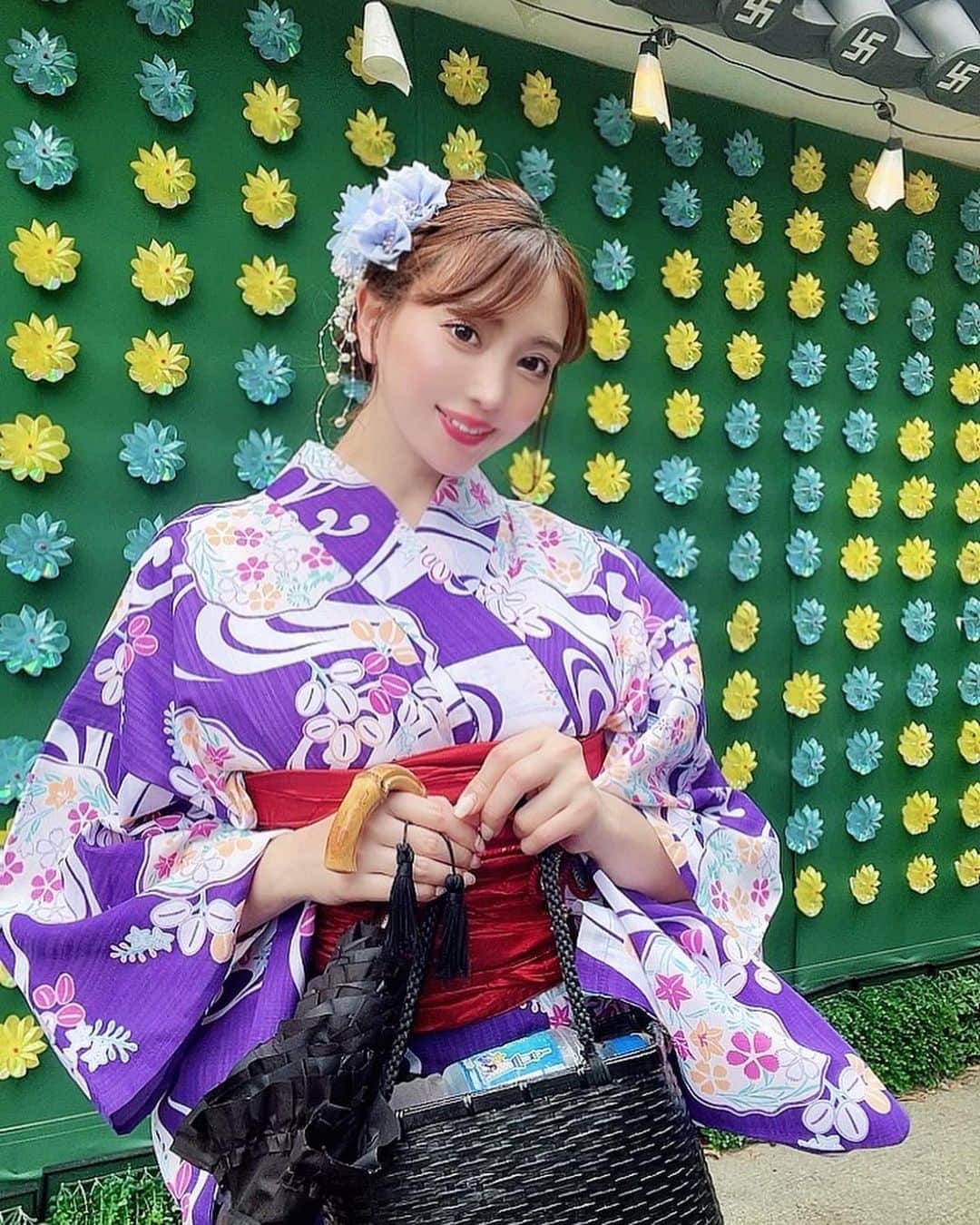 森咲智美のインスタグラム：「. 浅草デート❤❤❤ . . . 浅草を浴衣でお散歩したくて お誕生日オフ会は浅草で 開催させてもらいました☺️  暑い中会いに来てくれて ありがとうございました❤  お手紙もプレゼントもありがとぉ…❤  毎年毎年ともラバの皆んなと誕生日過ごしてるんだけど 今年も無事ともラバの皆んなにお祝いしてもらえて 何だかひと段落☺️ 愛情沢山もらってパワー満タンなので サーティーワンも頑張っていきますねっ❤  浴衣・ヘアセット @asakusa_hanaka さん ご協力ありがとうございました🌼 浴衣は上品な大人の女性に見える感じに ヘアセットは派手に🤭 お花とパールが可愛すぎました🫧  #浅草　#浅草グルメ  #映えスポット #浴衣　#浴衣ヘア　#浴衣女子 #誕生日」