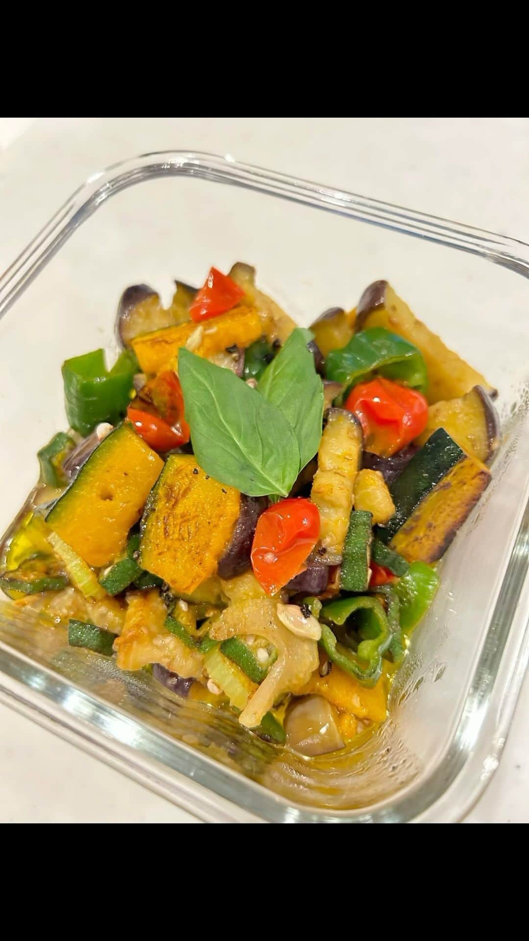のインスタグラム：「内側から紫外線ケア‼️ 夏野菜のマリネ  夏野菜はカラフルで香りの良いものが多く、抗酸化力が高い傾向があります✨ 吸収を高める油で炒め、クエン酸やリモネンを含むレモンと合わせて疲れた心と体を整えましょう✨  材料 (A) ミニトマト  2個  セロリ  1/4本  ナス  1/2個  カボチャ  1/8個  ピーマン  2個  オクラ  2本 (B) 塩・ブラックペッパー・みりん  お好みで  レモン汁  小さじ1 オリーブオイル  各50mℓ(全体になじむ程度)  バジル  ひとつまみ  1.セロリとナス、カボチャはお好みのサイズでスライス、ピーマンは太めの千切りにする 。  2.Aの夏野菜をオリーブオイルで炒める。   3.Bの材料を混ぜ合わせ、容器に入れた2の野菜に回しかけて漬け込む。冷蔵庫で冷やしたら完成✨  Point ・夏野菜は何を組み合わせてもOK。余った食材を活用しましょう。  ・レモン汁の量はお好みに合わせて加減してください。  ・薄くスライスしてトーストしたパンに乗せてブルスケッタにしても✨  @aivonne85   #knowyourorigin #beautycharge #femcare #3秒チャージ #フェムケア #更年期障害 #生理痛 #妊活 #不妊治療 #エイジングケア #肌質改善 #pms  #膣美容液 #ウェルネス #ホルモンバランス #産後 #膣カンジタ #細菌性膣炎  #おりもの #デリケートゾーン #ヒト幹細胞培養液」