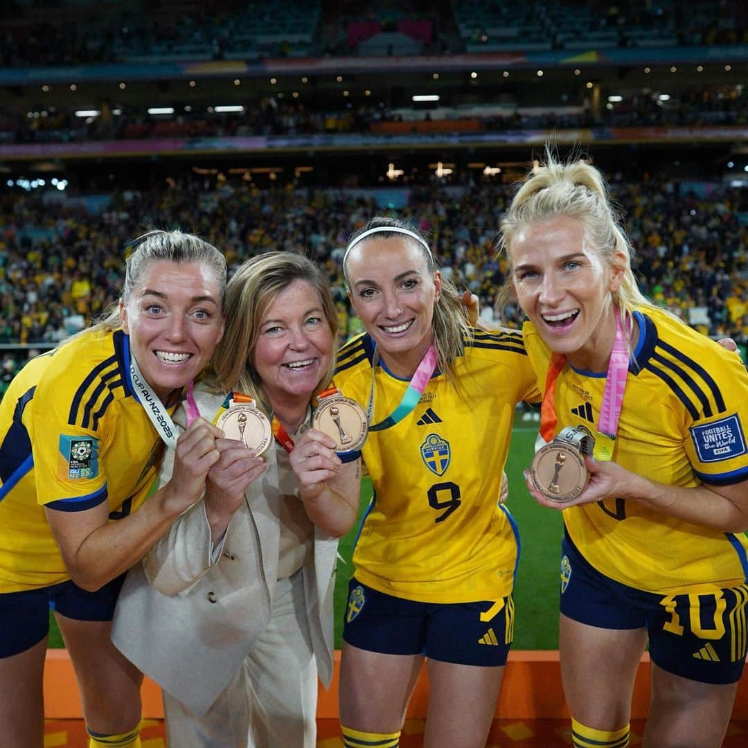 ソフィア・ヤコブソンのインスタグラム：「I want to take this opportunity to thank all of you who supported us during this World Cup, without you we are nothing! 🫶 Of course we wanted more, but I am more than proud of what this team stands for and what we have achieved together! Playing for this team is nothing I take for granted and  I’m proud every time I get to wear this jersey! Thanks for all the support during this WC! 🇸🇪💛💙」