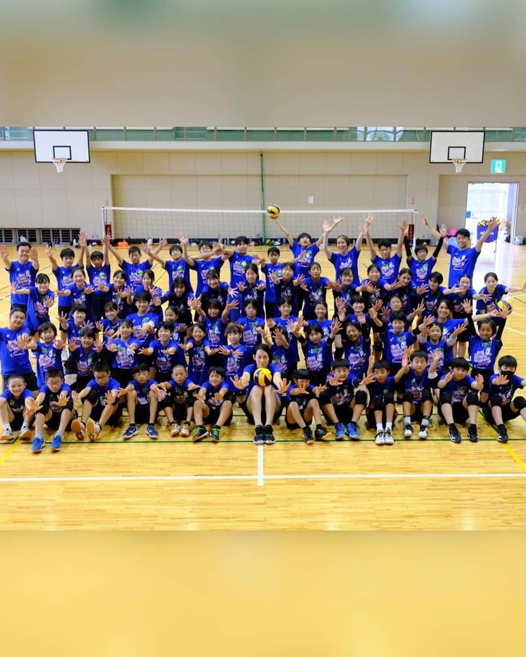 大山未希のインスタグラム：「🏐  ＼バレーボールキャンプ／  こんなにたくさんの参加数でびっくり！ 暑い中みんなとてもがんばりました！  見ての通りわたしも汗だくです（笑）  人数足りなければ一緒にやるし ジャンプサーブの見本もガンガン打つし 見て覚えて欲しいのでいつもフル稼働！  最後の写真！ リードブロックの練習で まんまと引っかかるみんなが おもしろくてかわいくて！笑  小学生からは「プリンセス」と呼ばれ （どちらかといえばプリンス（笑）） 女子と話すのが苦手という中学男子は めちゃ話しかけてくる。 （わたしも女子なんだけど（笑））  とにかくみんなかわいい🩵🤭  次回は12月の冬キャンプ！  またみんなに会えるの楽しみにしてまーす！！  #チャレンジワールド #バレーボールキャンプ #バレーボール ↓」