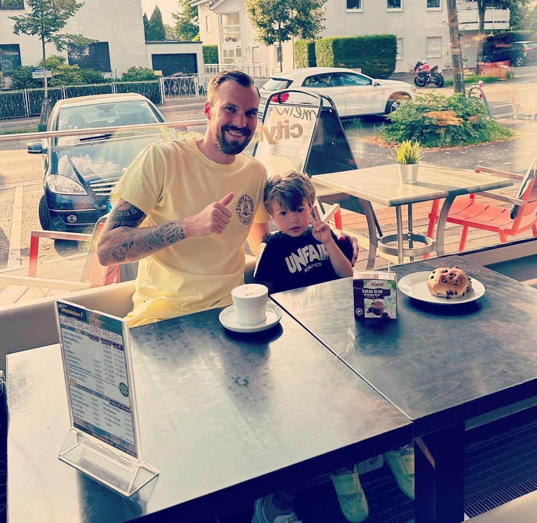 ケヴィン・グロスクロイツのインスタグラム：「Der Champion und Fisch wünschen euch ne schöne Woche ❤️💪🏻💯 #esgehtimmerweiter #samstaggehtsnachbochum #fische #isso」