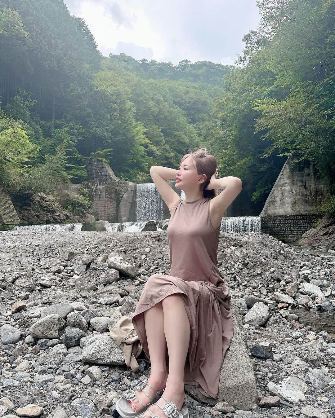 里美ゆりあさんのインスタグラム写真 - (里美ゆりあInstagram)「川の水が綺麗で冷たくて気持ちい🥴  #川遊び #川 #bbq」8月21日 15時31分 - satomiyuria