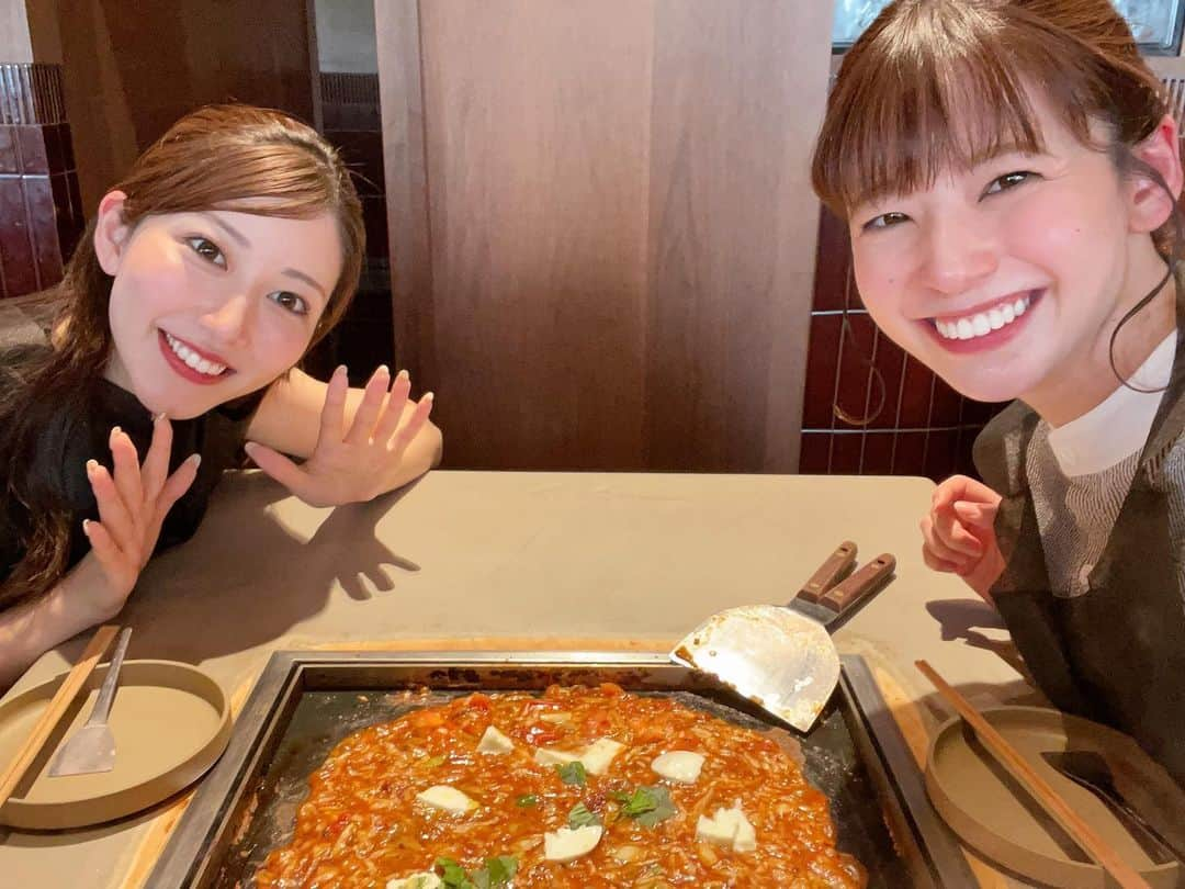 高山奈々のインスタグラム：「. まゆたん❤️ ランチとディナーのちょうど間の時間でお店探すの難しかった😂 けど突然食べたくなったもんじゃを食べに✨ まゆちゃんがね大好きって言ってくれるの🥺💕 可愛すぎる…👼💕  #もんじゃ #お好み焼き #あんこ巻き」