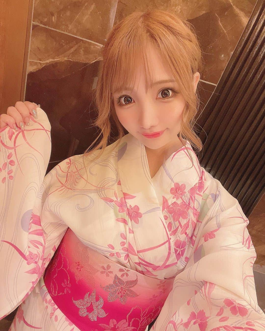 まゆぴちゅーのインスタグラム：「SAISON浴衣day👘♡  先日、浴衣イベントがあって お店で浴衣きたよぉ〜🩷🩷🩷  レンタルの浴衣で選んだのが これだったんだけど、 めちゃくちゃまゆっぽいっていろんな人に 言われたわ🤣🤣💓（笑）  髪飾りがなくて仕上がりイマイチだったのと バタバタで時間がなくてちゃんと写真が 撮れなかったのが悔しい😭😭😭💦  もう今年はこれで浴衣着る機会最後 だった気がするなぁぁぁぁあ(੭ ˃̣̣̥ ω˂̣̣̥)੭ु⁾⁾  (浴衣デートとかしたいﾃﾞｽﾜ…😂💦ww)  でも着れてよかった🥹⭐️ 浴衣day来てくれた方々ありがとでした🥹💓💓 . . . #浴衣 #浴衣ヘアアレンジ #浴衣ヘア #浴衣女子 #浴衣コーデ #浴衣レンタル #六本木キャバ #六本木キャバ嬢 #六本木キャバクラ #clubsaison #キャバ嬢ヘアメイク」