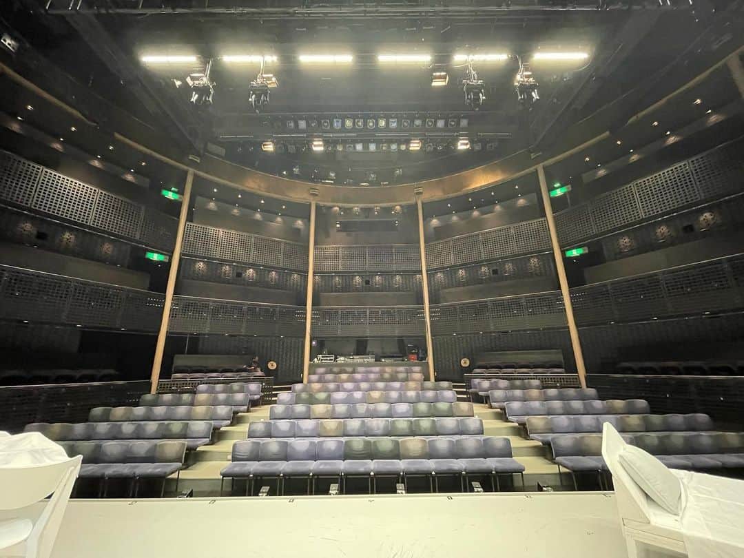島田彩さんのインスタグラム写真 - (島田彩Instagram)「🎨 #ミュージカルカラフル  水戸公演、昨日無事終演いたしました。 はじめましての地で、はじめましての劇場。心が躍りました。水戸芸術館、本当に好きだった。 キャパ300の密な空間で作品をつくるのはまた本当に楽しくて。幸せでした。 ご観劇ありがとうございました！  朝時間があったので、偕楽園まで散歩してきました☺️緑に囲まれて、リフレッシュした状態で本番できました。少しお裾分けしますね🤏  あと最近のブームは地酒集め。今回は夢の藁に入った納豆も買えたし、うれしうれし。  さて次はいよいよ最終地、春日井。 実感なさすぎるし、寂しいけど。最後までこのメンバーで作品を作る喜びを味わい尽くしたいと思います。  #水戸芸術館」8月21日 15時37分 - madashimadamada