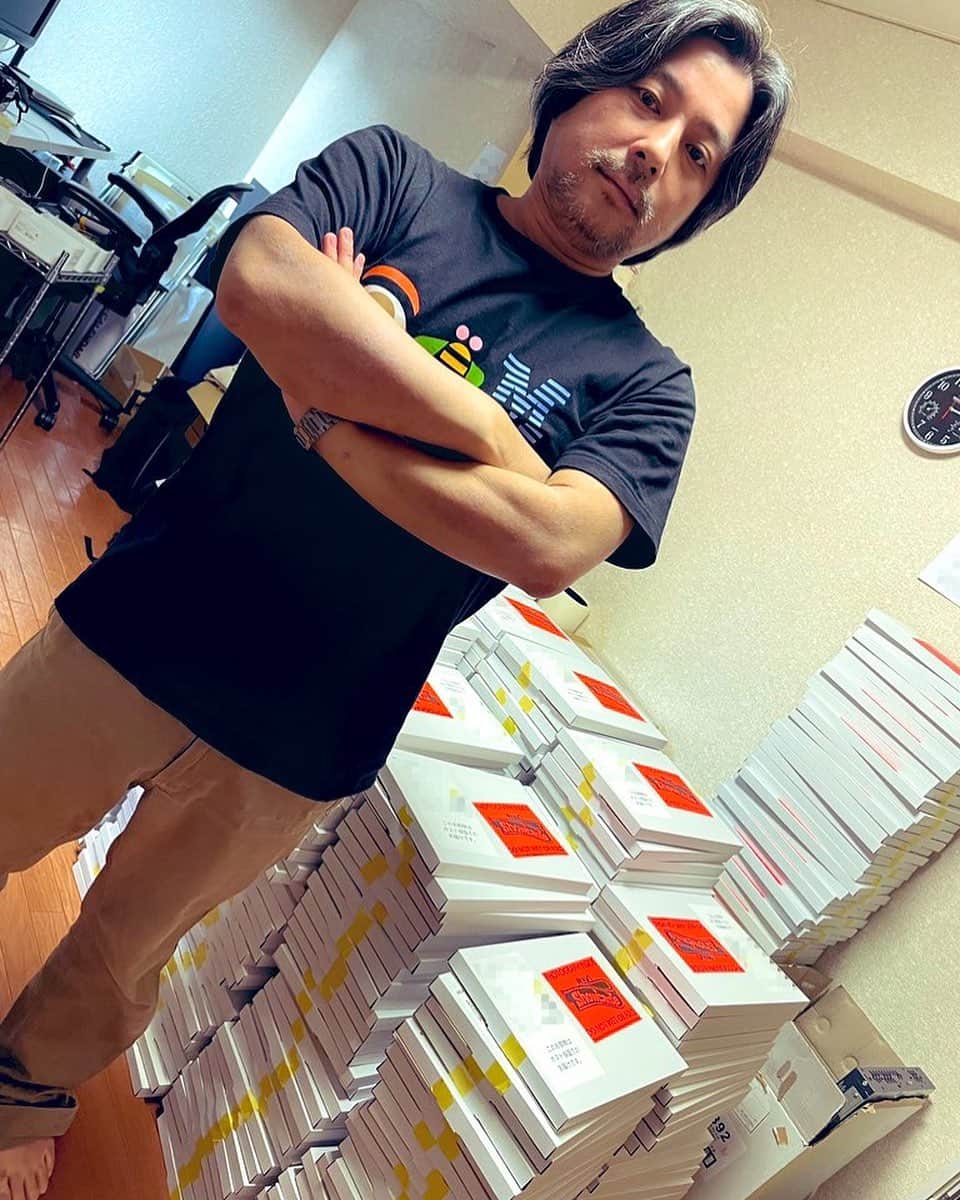 三吉ツカサのインスタグラム：「BRAHMAN新作写真集 暗影演舞 今日から出荷開始！ すぐ着くと思うよー！ みなさんどうもありがとう！ 全員“あたり”お楽しみに！ ポストカードの裏に入れたよ」