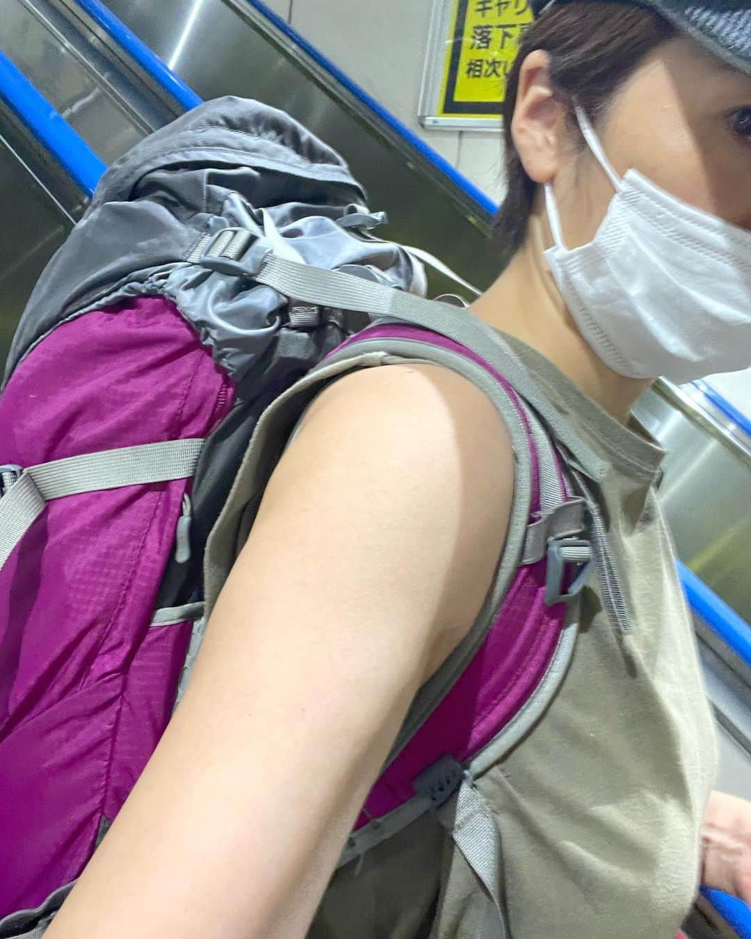 高橋みゆきのインスタグラム：「お仕事行ってくる〜🚄重いよ〜🎒 #なんの仕事かバレバレだよね #心坊お留守番」