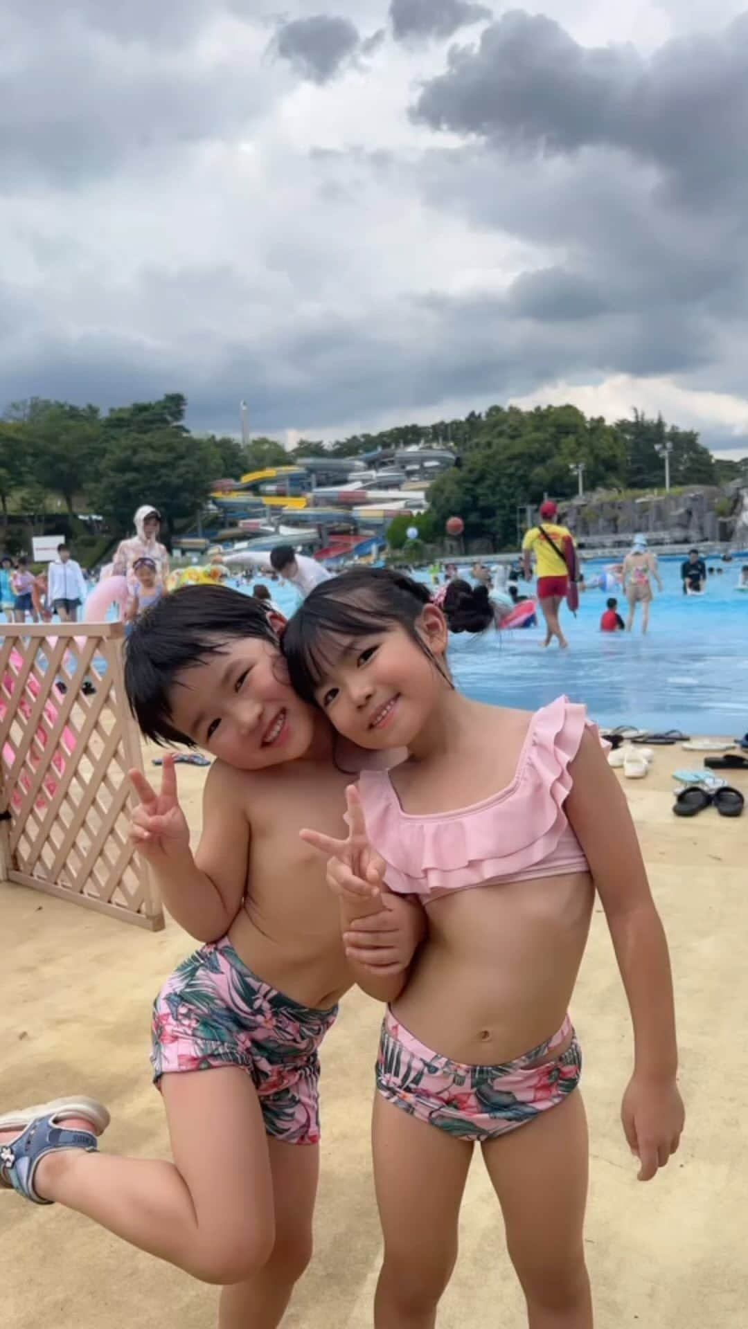 河内麻沙美のインスタグラム：「2023夏の思い出🥰 @seibuenyuuenchi が楽しすぎた💓✨ プール、遊園地、ショー、昔の街並みの商店街❣️ 1日じゃ足りない🫶遊び尽くしました☺️🙌 ． #子連れお出かけ #夏の思い出 #西武園ゆうえんち」