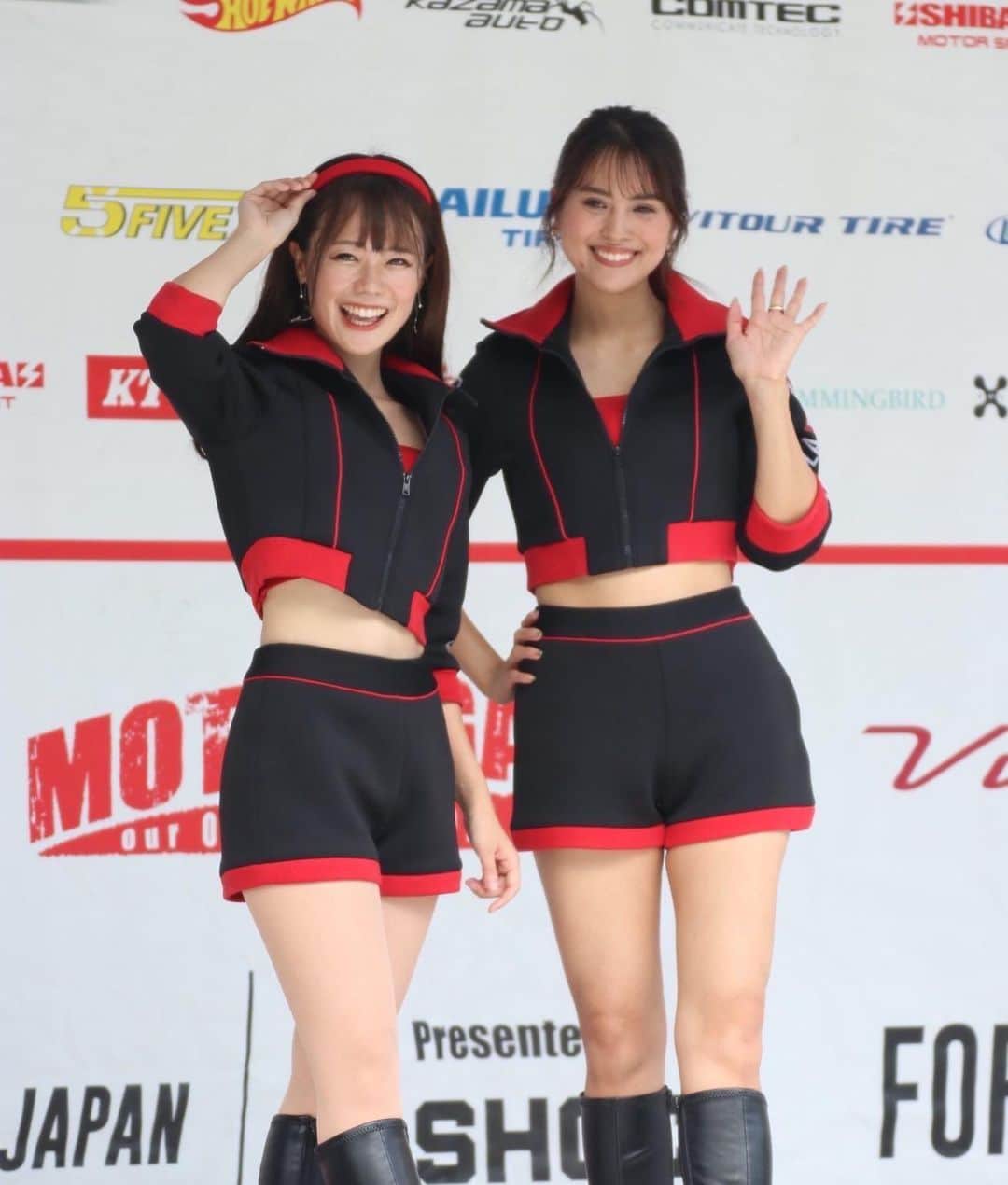 宝生真里奈のインスタグラム：「. Formula Drift Japan Rd.5 奥伊吹 皆様大変お疲れ様でした✨  単走優勝:小橋選手 優勝🏅:KANTA選手でした✨  いやぁ、灼熱でしたねぇ🔥 36℃以上常にあるような暑さでした！ ４年間やってて1番暑かったかも😂  そして終わってサイン会で土砂降り🤣🤣  来場されてたみなさん無事でしたかー🥲  でも奥伊吹は、ステージも駐車場もコースも近くて すごく見やすいサーキットで割と好きです♡ (選手にとっては鬼門なヒヤヒヤコースだろうけど😂)  お写真たくさん頂いたので、分けて更新しますっ🎵  いやぁ、今年もあと一戦だけかぁ。早いなぁ🥹  もっと見たい。　笑  #formuladriftjapan #formuladrift #fdj #グランスノー奥伊吹 #drift #ドリフト #レースクイーン」
