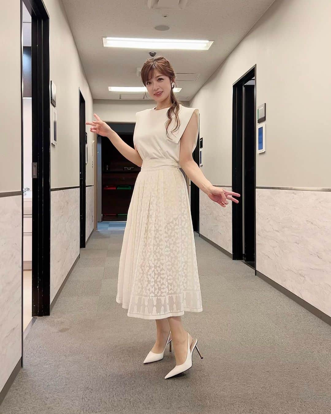のインスタグラム：「おはようございます💓 今朝のお目覚めいかがですか？？😊 昨日、札幌から帰ってきたよただいま！  そして今週は世界陸上のため、5:20までの タイムダッシュはないので、今日と木曜は 7時台のTBS「THE TIME,」のみ出演です😙✨ なんだか不思議な気分！笑  今日は脳シャキクイズ裏の曲、 初めて弾いた知らない曲だったんだけど、 番組から「この曲、弾いてもらえますか？？」って 初めて聞かされたのが(もちろん楽譜ない) 出番1時間前のメイク中！🤣  こうゆうイレギュラーもちょいちょいあるから 対応力の求められる現場です😇 ある意味、超JAZZかもしれない！😆 笑  今日の衣装👗✨  トップス @limue_official  スカート @analoglighting  イヤリング @abiste_official  そんなわけですが…！  今日は第三月曜日‼️ 今夜も20時から渋谷クロスFMから生放送です😆✨  今夜も皆さんの弾いてほしい曲、リクエスト弾きます❣️ 10曲くらいまで選びます🤗 16時半までにこのインスタのコメント欄にかいてね！✨ 20時になると下記URLにて全国から視聴できます💓 ↓↓  渋谷クロスFM https://shibuyacrossfm.jp  また、生放送中に皆さんからのメールも読みます♡ 高木への質問や愛のメッセージ（笑） どしどし送ってね😙💓 (こちらは今から20時までの受付‼️)  info@shibuyacrossfm.jp (メールタイトルに「高木里代子のサウンドノバ宛」 と必ず書いてね❣️)  では今夜も画面でお会いしましょう💓💕  #thetime #thetime_tbs #tbs  #高木里代子 #riyokotakagi  #ピアノ #ピアニスト  #ジャズ #ジャズピアノ #ジャズピアニスト #piano #pianist #jazz #jazzpiano #jazzpianist #youtuber #渋谷クロスfm #高木里代子のサウンドノバ #高木里代子のsoundnova」