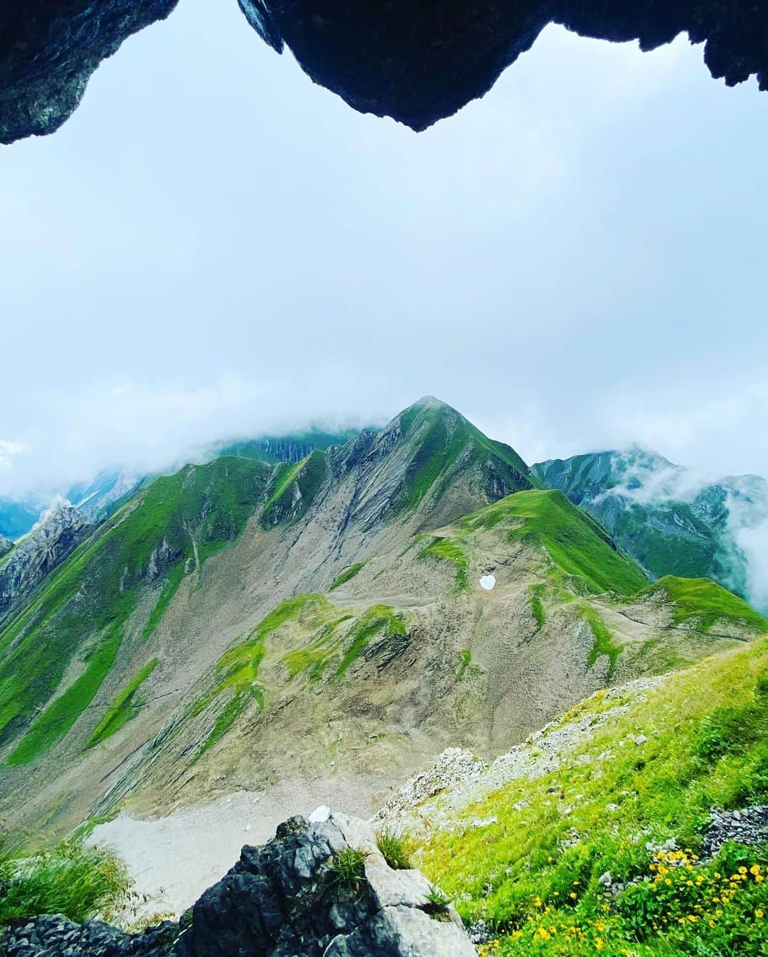 ユナ・デュフネさんのインスタグラム写真 - (ユナ・デュフネInstagram)「⛰️Entre Lac et Montagnes 🫧 . . . #France #Mountain #hikingtrails #Lake #Blue #Summer #summer2k23 #frenchalps #Green #Break」8月21日 15時48分 - youna_d