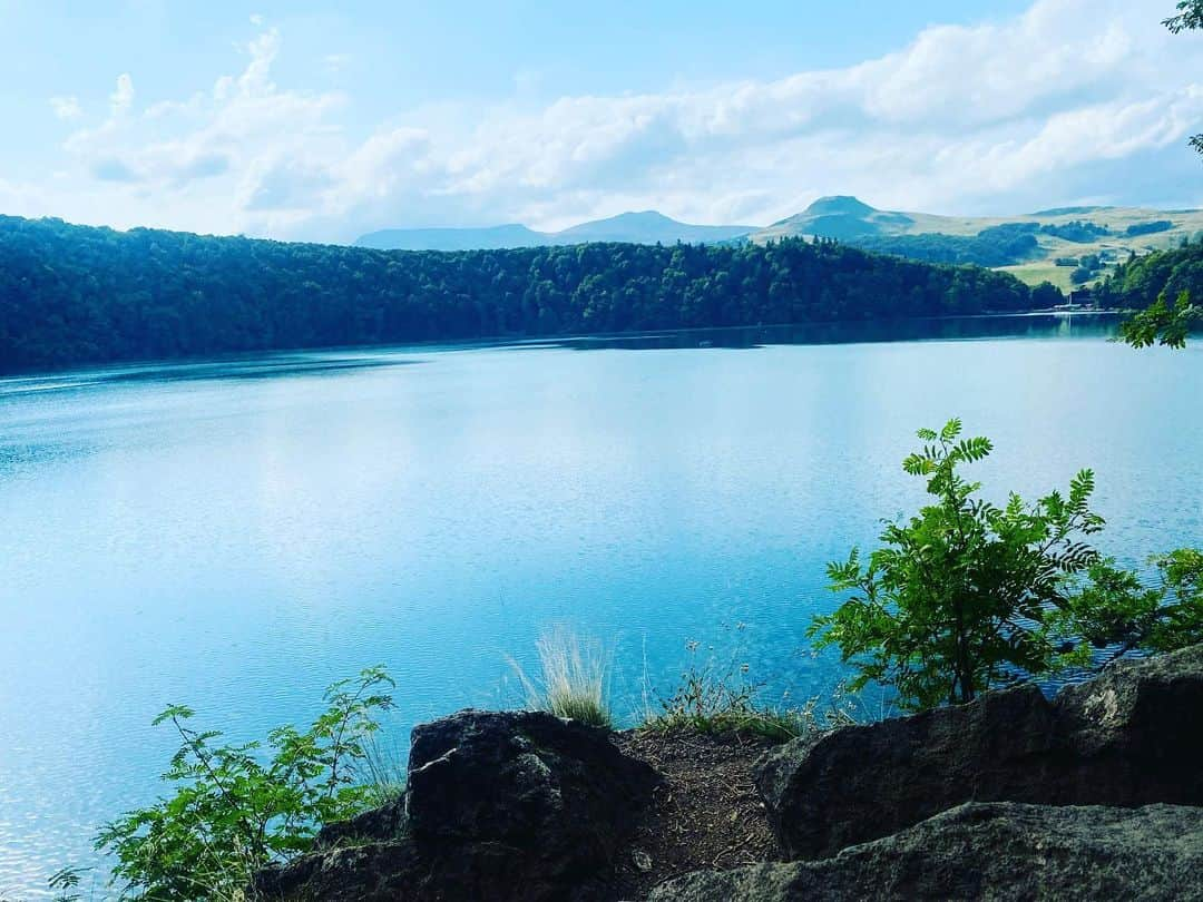 ユナ・デュフネさんのインスタグラム写真 - (ユナ・デュフネInstagram)「⛰️Entre Lac et Montagnes 🫧 . . . #France #Mountain #hikingtrails #Lake #Blue #Summer #summer2k23 #frenchalps #Green #Break」8月21日 15時48分 - youna_d