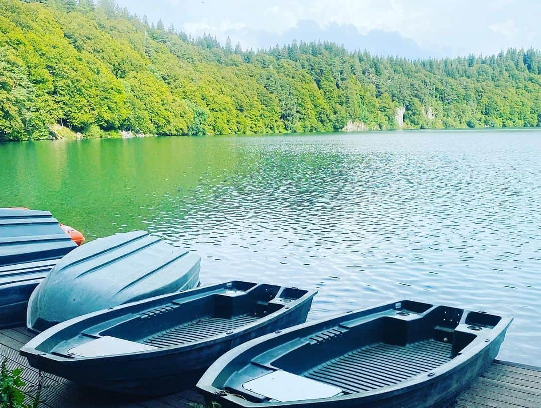 ユナ・デュフネさんのインスタグラム写真 - (ユナ・デュフネInstagram)「⛰️Entre Lac et Montagnes 🫧 . . . #France #Mountain #hikingtrails #Lake #Blue #Summer #summer2k23 #frenchalps #Green #Break」8月21日 15時48分 - youna_d