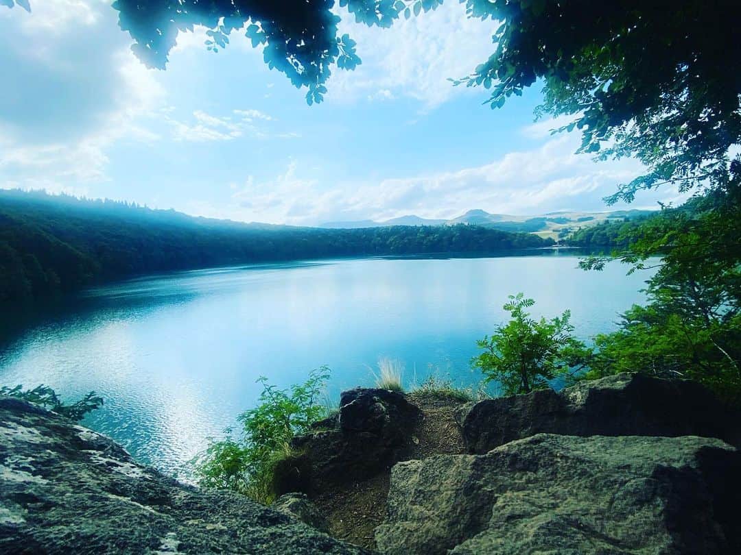 ユナ・デュフネさんのインスタグラム写真 - (ユナ・デュフネInstagram)「⛰️Entre Lac et Montagnes 🫧 . . . #France #Mountain #hikingtrails #Lake #Blue #Summer #summer2k23 #frenchalps #Green #Break」8月21日 15時48分 - youna_d