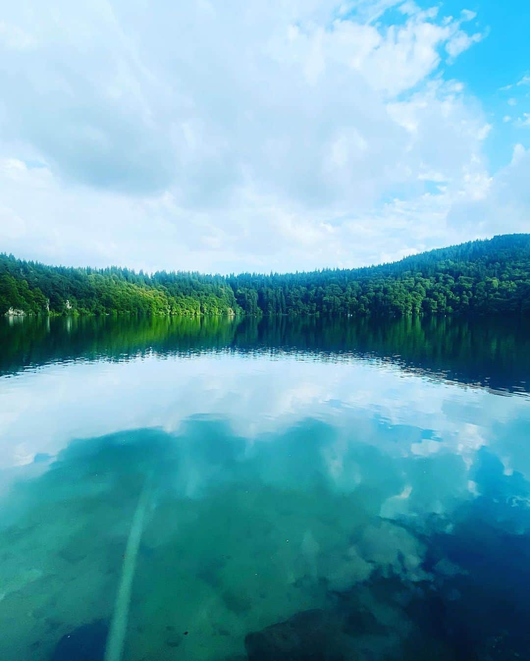 ユナ・デュフネのインスタグラム：「⛰️Entre Lac et Montagnes 🫧 . . . #France #Mountain #hikingtrails #Lake #Blue #Summer #summer2k23 #frenchalps #Green #Break」