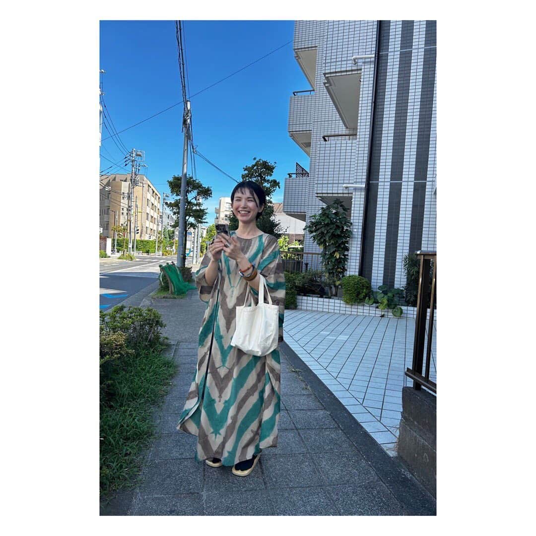 のインスタグラム：「ランチミーティングしました。  コロナがあったり妊娠出産やらで、、、、レコード会社のスタッフのみなさまとは移籍後初めてのゆっくりごはん会。  ゆっくり落ち着いて目を見て話すってだいじ。頭とココロが整理されていきますねー  雪駄が好きで、わりとどこでも雪駄ですが、この姿で現れたら驚かれました。 夏は雪駄がサイコー」