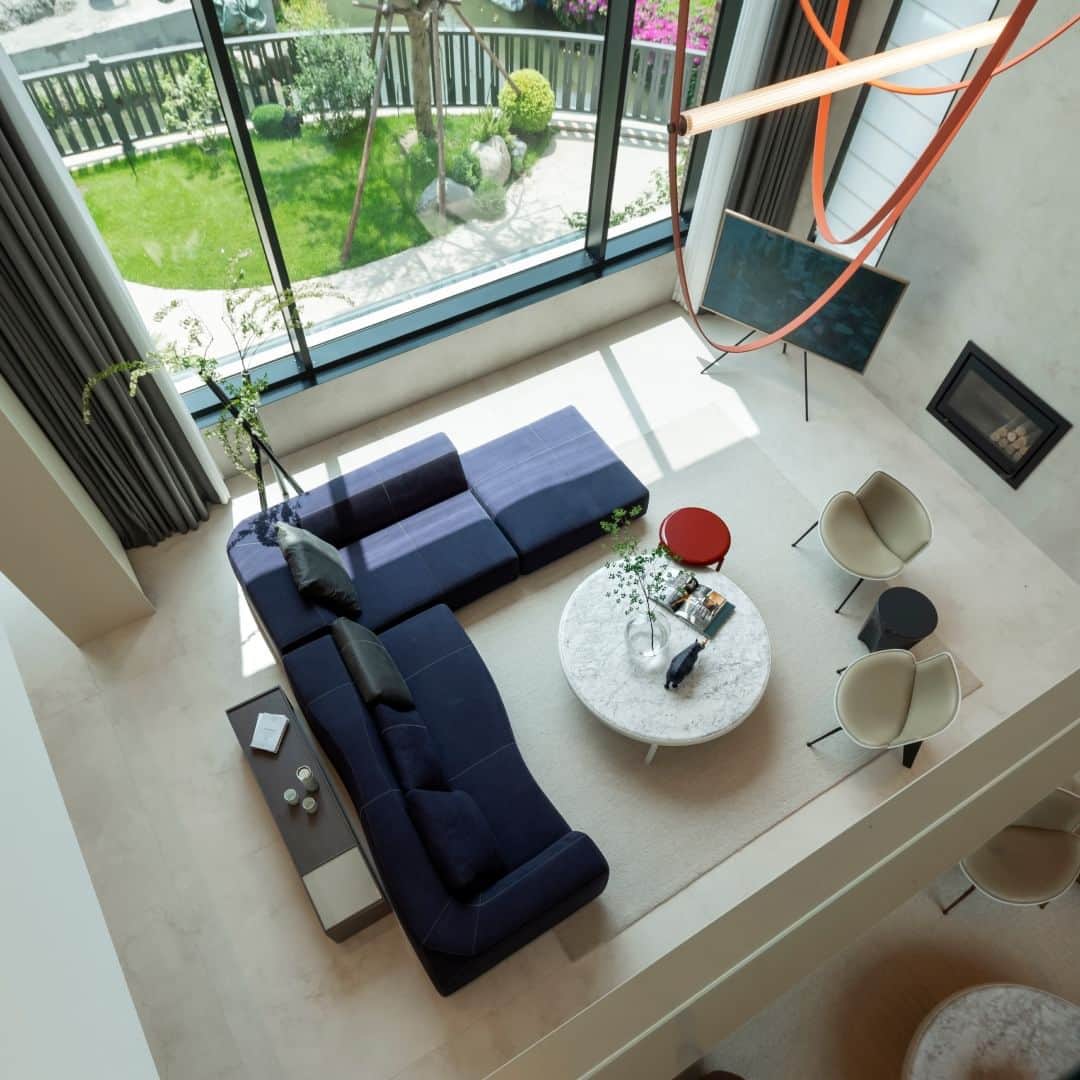 B&B Italiaのインスタグラム：「Welcome to Jiangnan Yipin Private Residence, a luxurious residential project nestled in the heart of NingBo, ZheJiang. This exclusive design is enriched with Bend-Sofa and other iconic pieces from B&B Italia, adding a touch of elegance and sophistication to every space.   @patricia_urquiola   Space Design Team: QiZhen Design Decoration Styling: RenUno Photographer: JinXiang & RenUno  #bebitalia #design #Zhejiang #China」