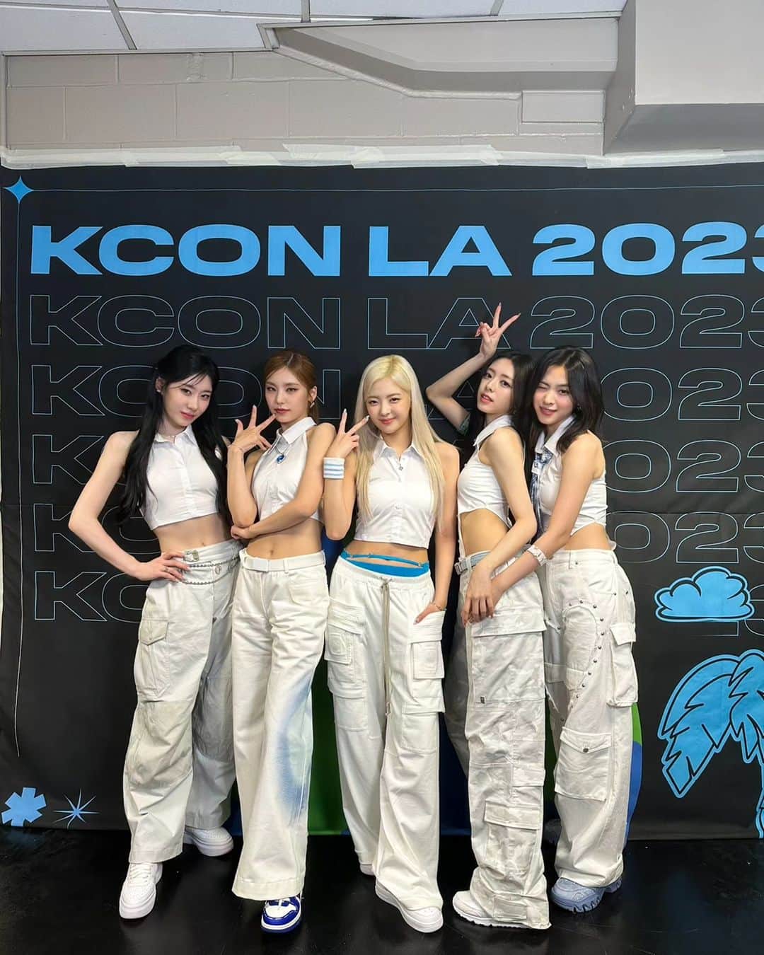 ITZYさんのインスタグラム写真 - (ITZYInstagram)「[ #KCONLA2023 ] ITZY의 KCON LA 무대를 보면 힘이 더 날지 몰라🎶 LA에서도 MIDZY의 응원 덕분에 완벽했던 밤💖  Maybe you will have more motivation if you see ITZY's performance in KCON LA🎶 Perfect night thanks to MIDZY's support in LA💖  #ITZY #MIDZY #ITZY_KILLMYDOUBT  #ITZY_CAKE」8月21日 15時57分 - itzy.all.in.us
