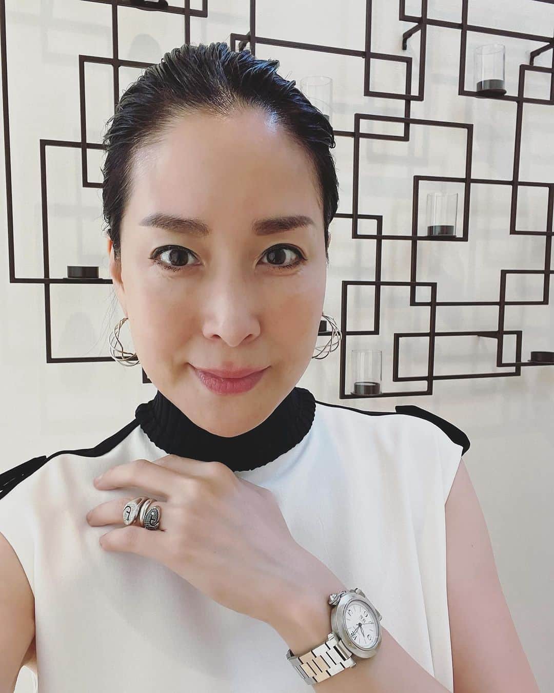 内田恭子のインスタグラム：「こんにちは。  先日仕事で、秒を計るのにいいタイマーがなく、秒針が付いた時計！と思い出し、古い腕時計を引っ張りだしました。  私が会社員になって、初めてのボーナスで買った時計。オーバーホールしていたこともあり、スムーズに動いてくれました。  20年以上も前と変わらずに、私の腕でチクタクと軽快に時を刻む様子にキュン。愛おしくなります。おかげさまで、仕事もスムーズに終えることができました。まだまだこれからも活躍してもらいます。  いい物は大事にケアしながら、ずーっと使い続けたいですね。  #20代の私 #いいお買い物したね #内田恭子  #kyokouchida」