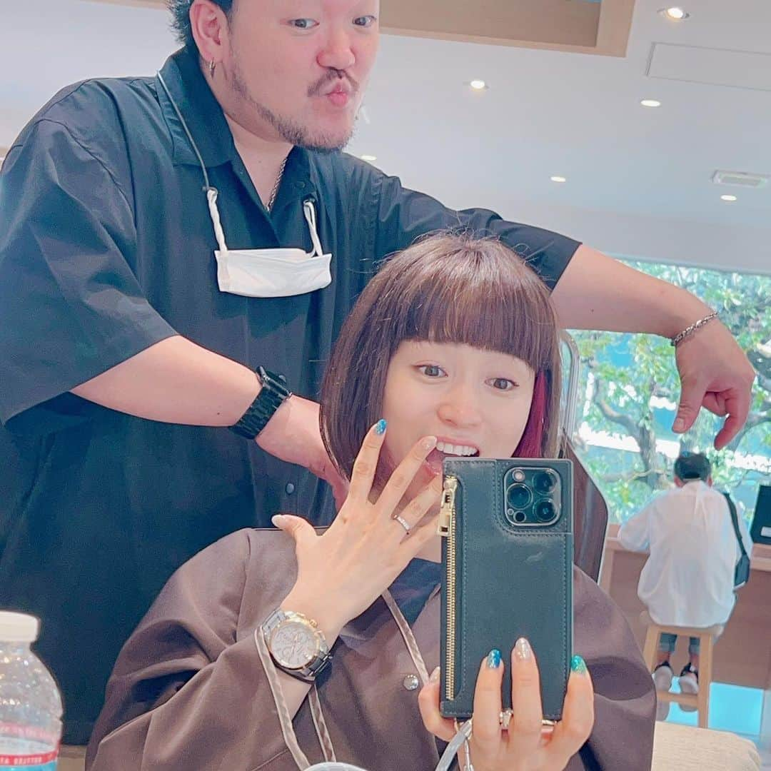 たかはしゆいさんのインスタグラム写真 - (たかはしゆいInstagram)「イメージチェーーーーーンジっす✨ ・ 月一のアリゲートさんへ❤️ @arigate_official  ・ 今回は、 カット→甲斐さん @arigate_kai  カラー→アツシさん @ari.gate_uchida.atsushi  ・ カットは結べるショートボブくらいに✨ カラーは明るい髪色からガラッとイメチェン！暗めのブラウン💡 インナーカラーはピンク続行🩷 ・ そして、6枚目の写真は甲斐さんから結婚のお祝いで素敵なペアグラスを頂きました😍ありがとうございます❤️ 大切に使います🥂✨ ・ 5枚目は、先に終わって待っている旦那くんをつまんじゃった😂の写真笑 ・ いつも夫婦でお世話になってます♪ ・ ・ #美容室 #arigate #代官山 #駅前美容室 #駅近 #イメチェン #ヘアサロン #カラーチェンジ #ヘアカラー #インナーピンク #結婚祝い #ティファニー #ペアグラス #感謝 #たかはしゆい」8月21日 16時03分 - t.yuirin