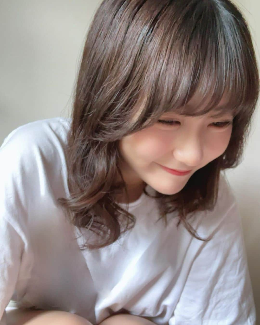 田中美久さんのインスタグラム写真 - (田中美久Instagram)「オフ感ある写真🕊️ 久しぶりに髪の毛巻いたよ♡  #彼女感　#白T」8月21日 16時10分 - mikumonmon_48