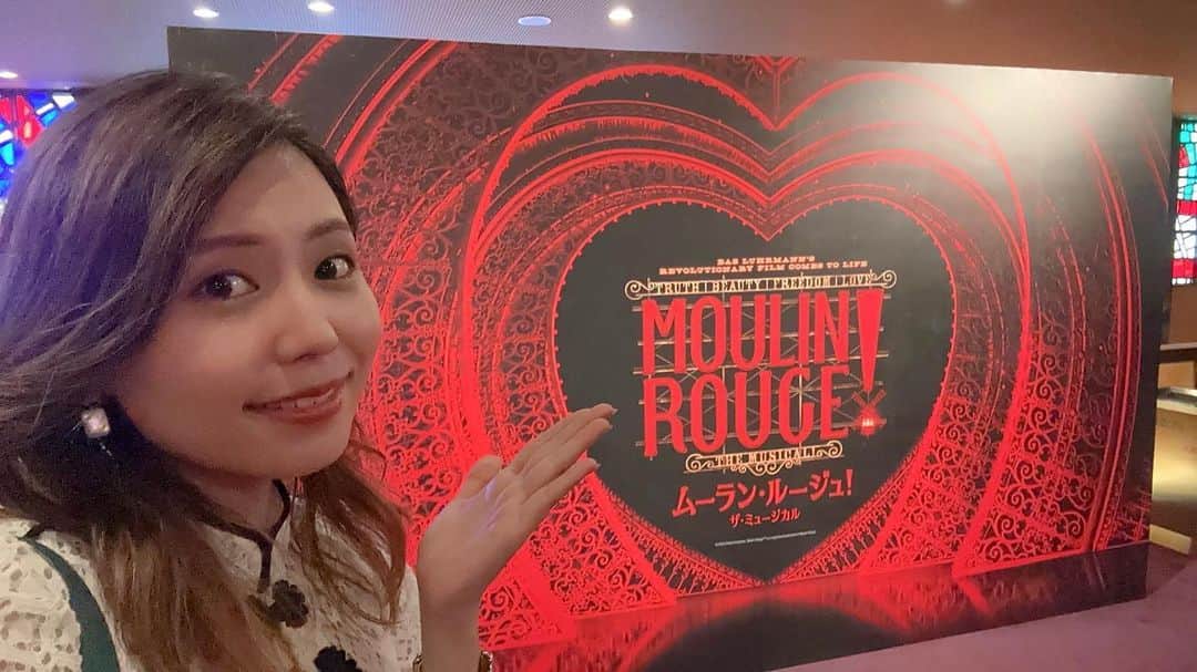 上原りさのインスタグラム：「ちょっと前になりますが、 ムーラン・ルージュを観劇する事が出来ました✨ 本当にありがたいご縁を頂いて行く事が出来たんですが、こんな帝劇見た事ない！ってくらい入り口入った瞬間からムーラン・ルージュの世界一色でした💋 舞台から溢れるパワーを全身に浴びてアドレナリンMAX！ 余韻が暫く抜けなくて家族への感想LINEも、語彙力欠如したまんまただひたすらに凄かった、、、！！！！！(*⁰▿⁰*)やばいやばいやばい、どえらいものを観させて頂いた(*´Д｀*)幸せ(*´꒳`*)を繰り返してました😳 あぁ、、凄かったムーラン・ルージュの世界💋 。 。 ＃ムーラン・ルージュ #moulinrouge  #帝国劇場」