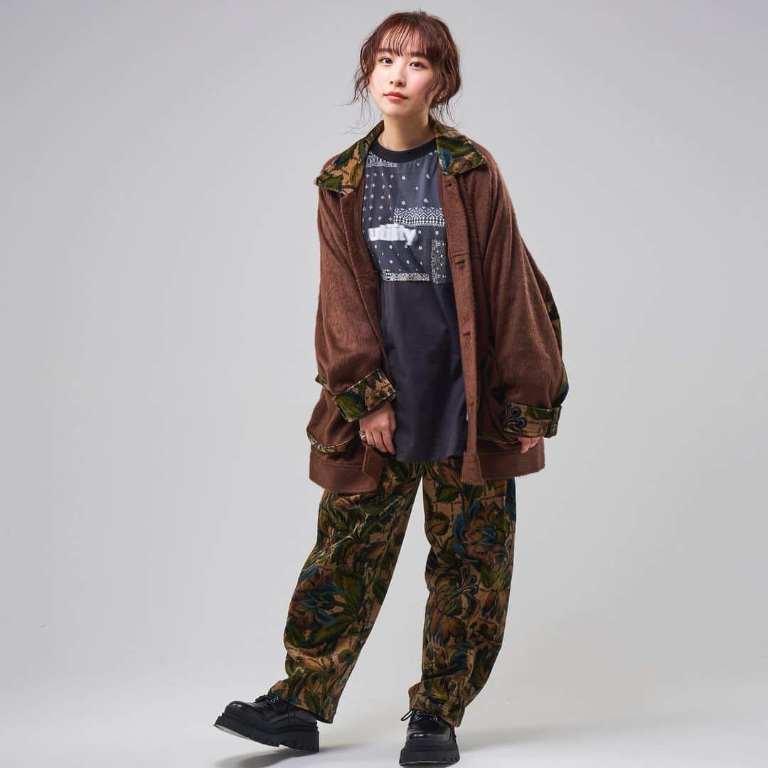 のインスタグラム：「utility A/W の着用モデルをさせていただきました!! 短時間で可愛い服沢山着ることができて幸せキュンキュンでした🤤  お気に入りの写真達〜📸 utilityのHPに他の着用写真もあるから見に行ってね🕺」