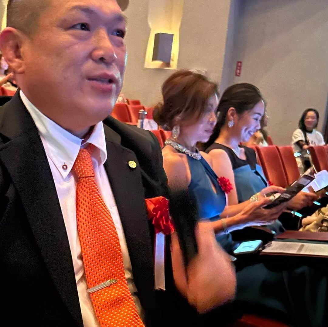小路晃さんのインスタグラム写真 - (小路晃Instagram)「【初体験】 ミセスオブザイヤー2023富山大会の 「審査員」を仰せ付かり初挑戦しました。  私は美には無縁の人生ですが(¬_¬) (心は美です)💦 ウォーキング、ポージング、スピーチ等々、最高のパフォーマンスを魅せられました。  歳を重ねても美に磨きに磨きをかけ、 いのちを燃やし挑戦する姿に感動致しました。 ファイナリストに選出された皆様は、富山県を代表して日本大会でも期待しております。 ありがとうございました。  #吉野敏明 @yoshinotoshiaki #松田学 @matsuda45 #武田邦彦 @takeda.9215 #赤尾由美 @akaoy0507 #神谷宗幣 @jinkamiya33 #小路晃 @shoji74 #参政党 @sanseito #参政党富山支部 @sanseito.toyama #生涯学習 #勉強 #大人の勉強垢 #政治 #よしりん #食と健康 #食の安全 #癌 #高血圧 #有機 #オーガニック #自然農法 #無農薬 #離農 #食品添加物 #富山 #コロナ #ワクチン」8月21日 16時14分 - shoji74
